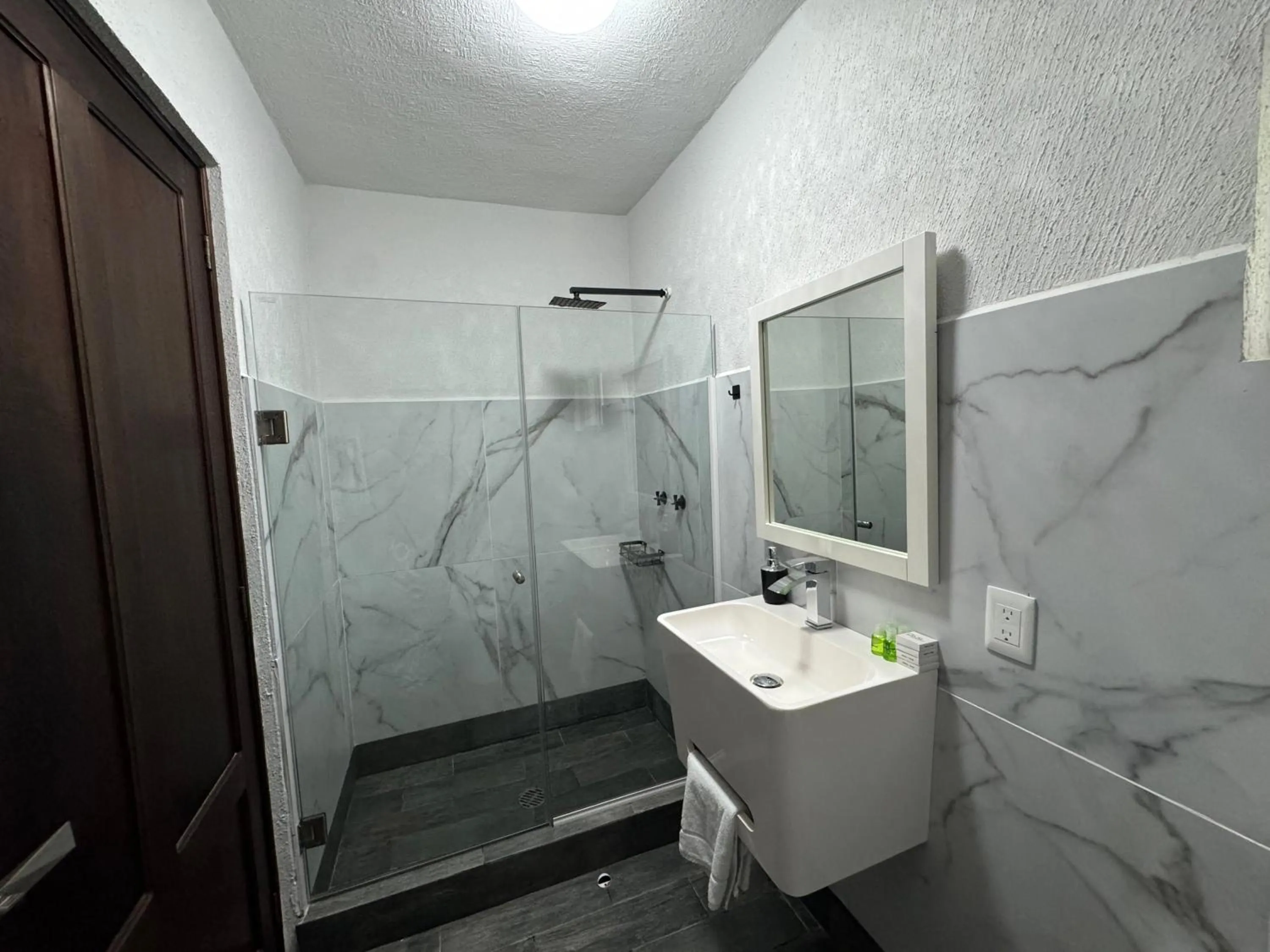 Shower in Ananta Hotel