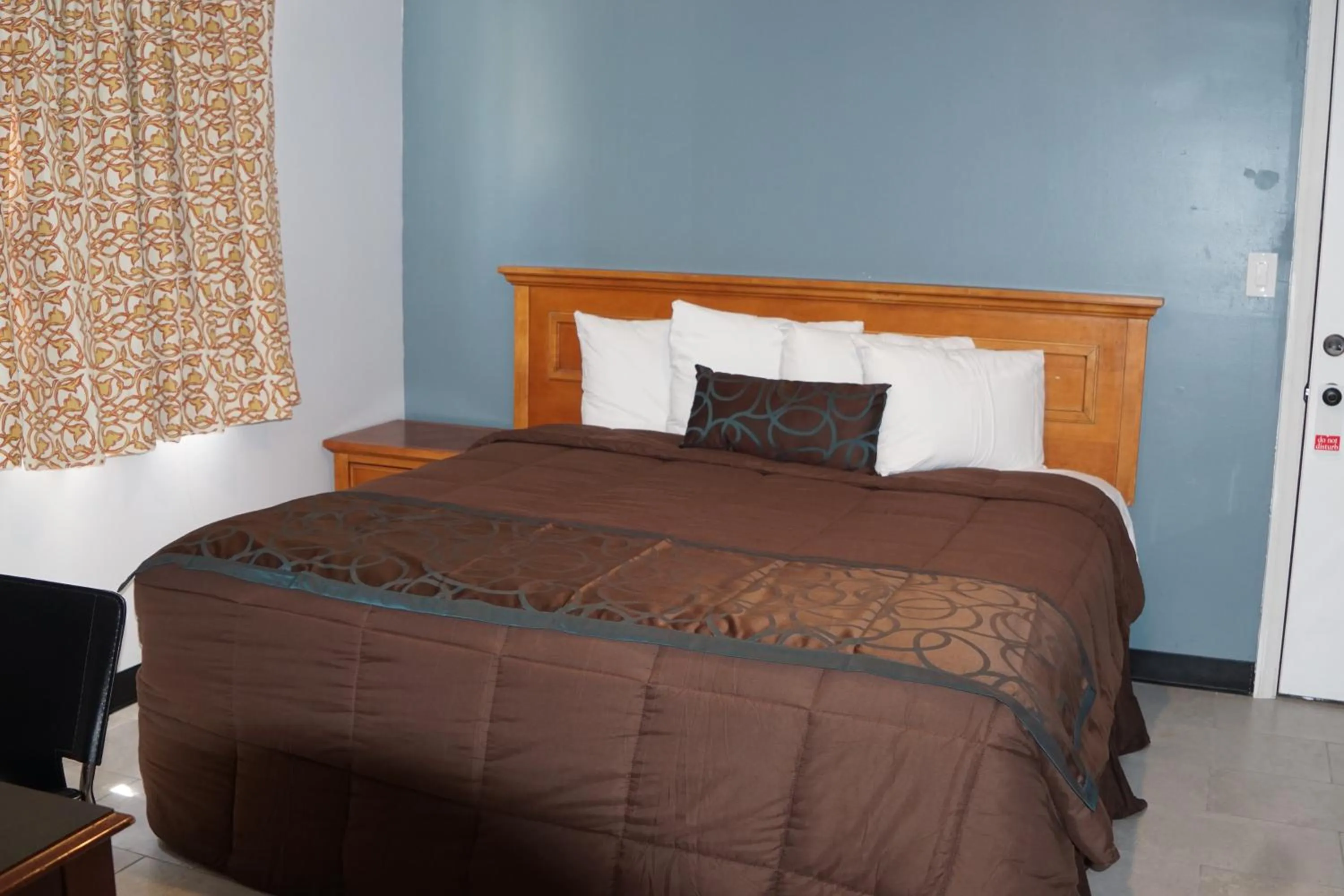 Bedroom, Bed in Sunrise Inn