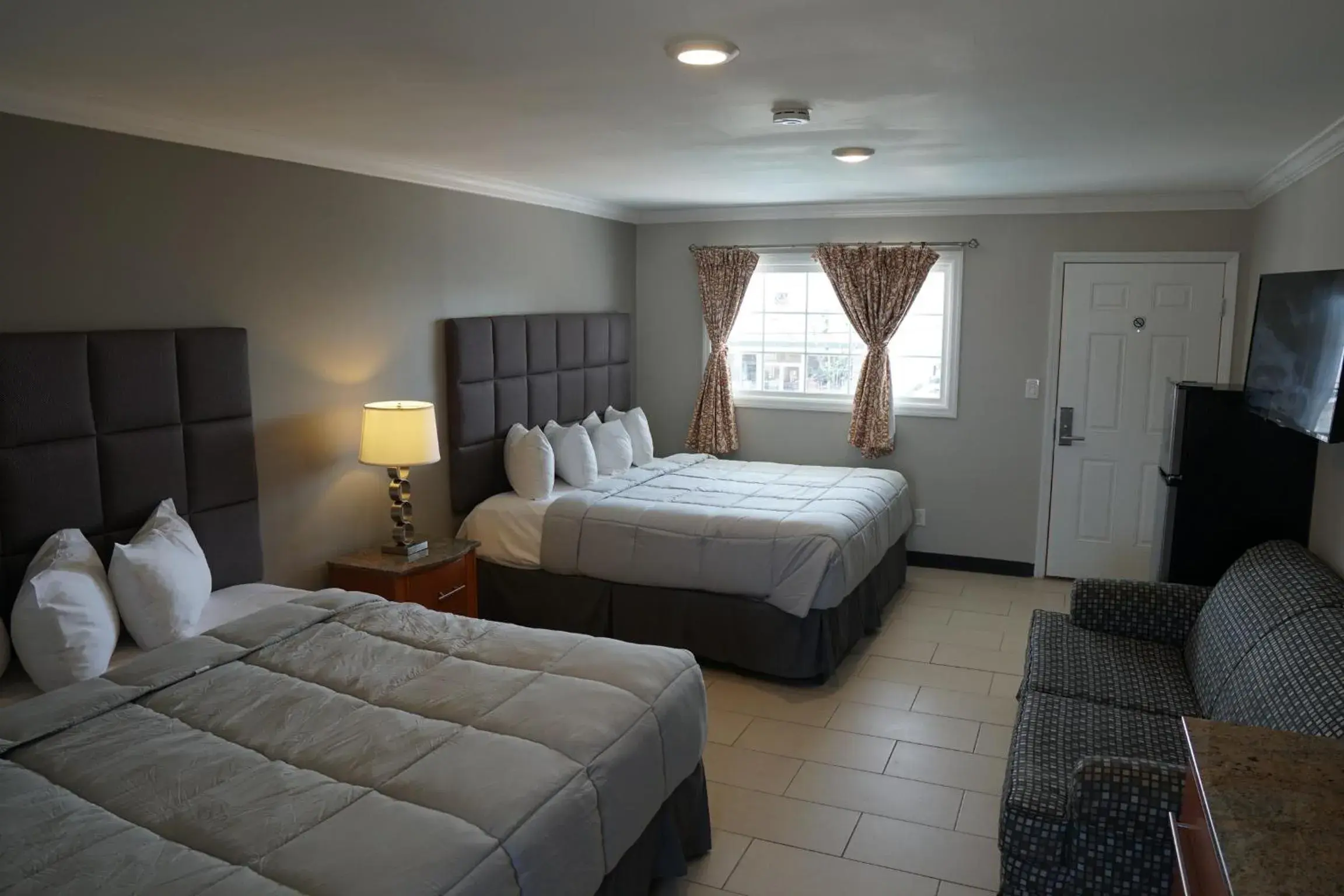 Two King Bed Junior Suite in Sunrise Inn Two King Bed Junior Suite in Sunrise Inn