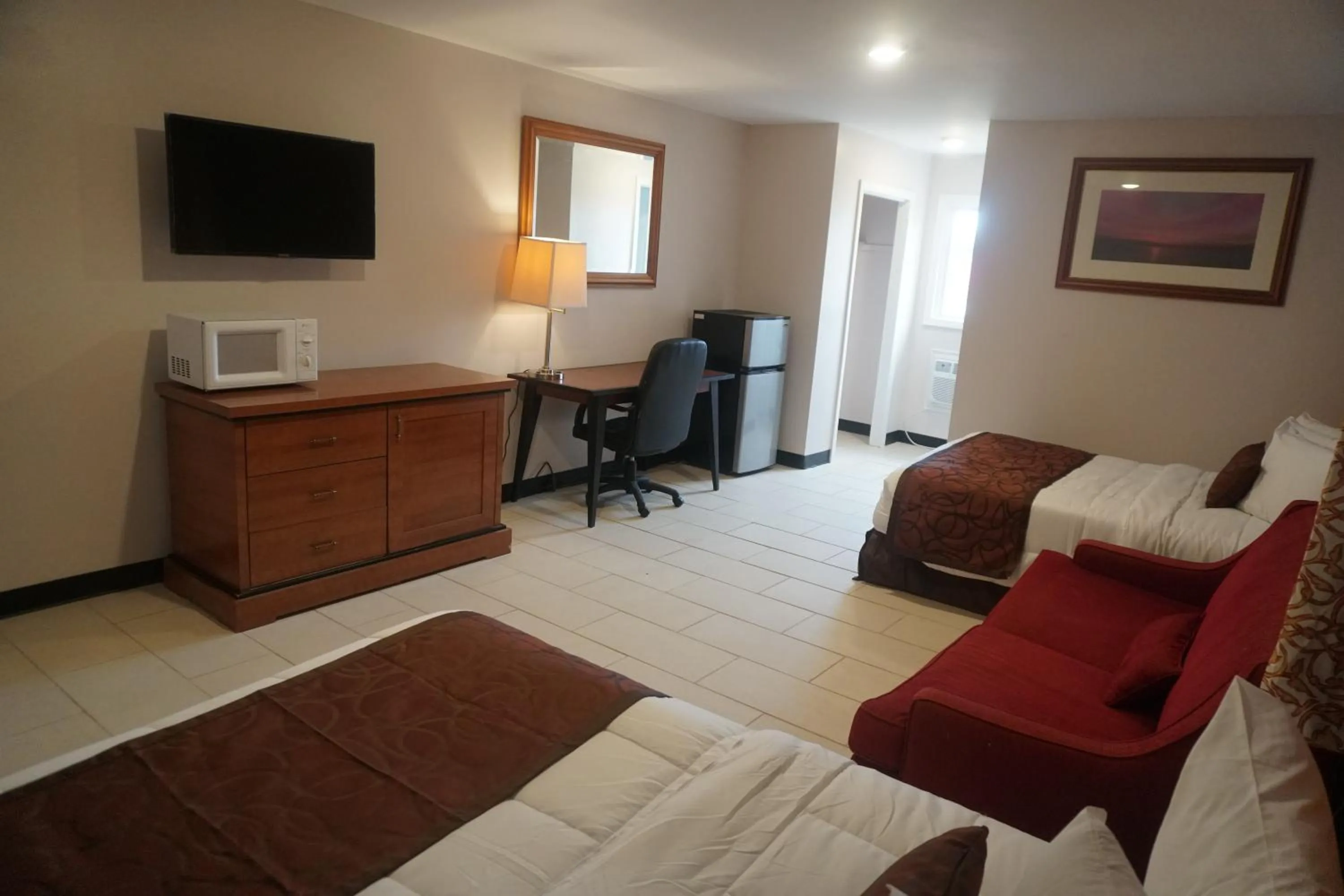 Photo of the whole room, Bed in Sunrise Inn