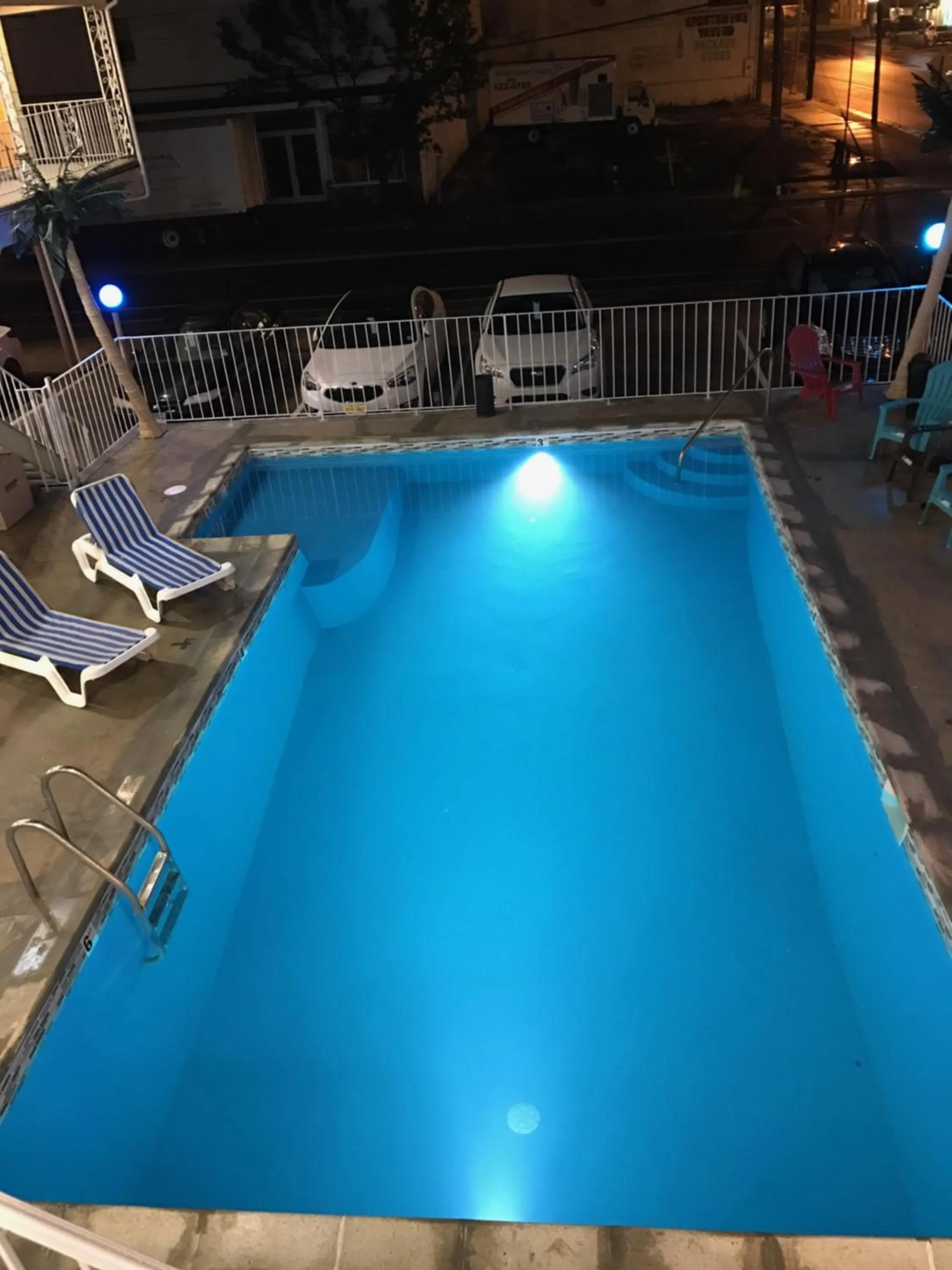 Swimming pool in Sunrise Inn