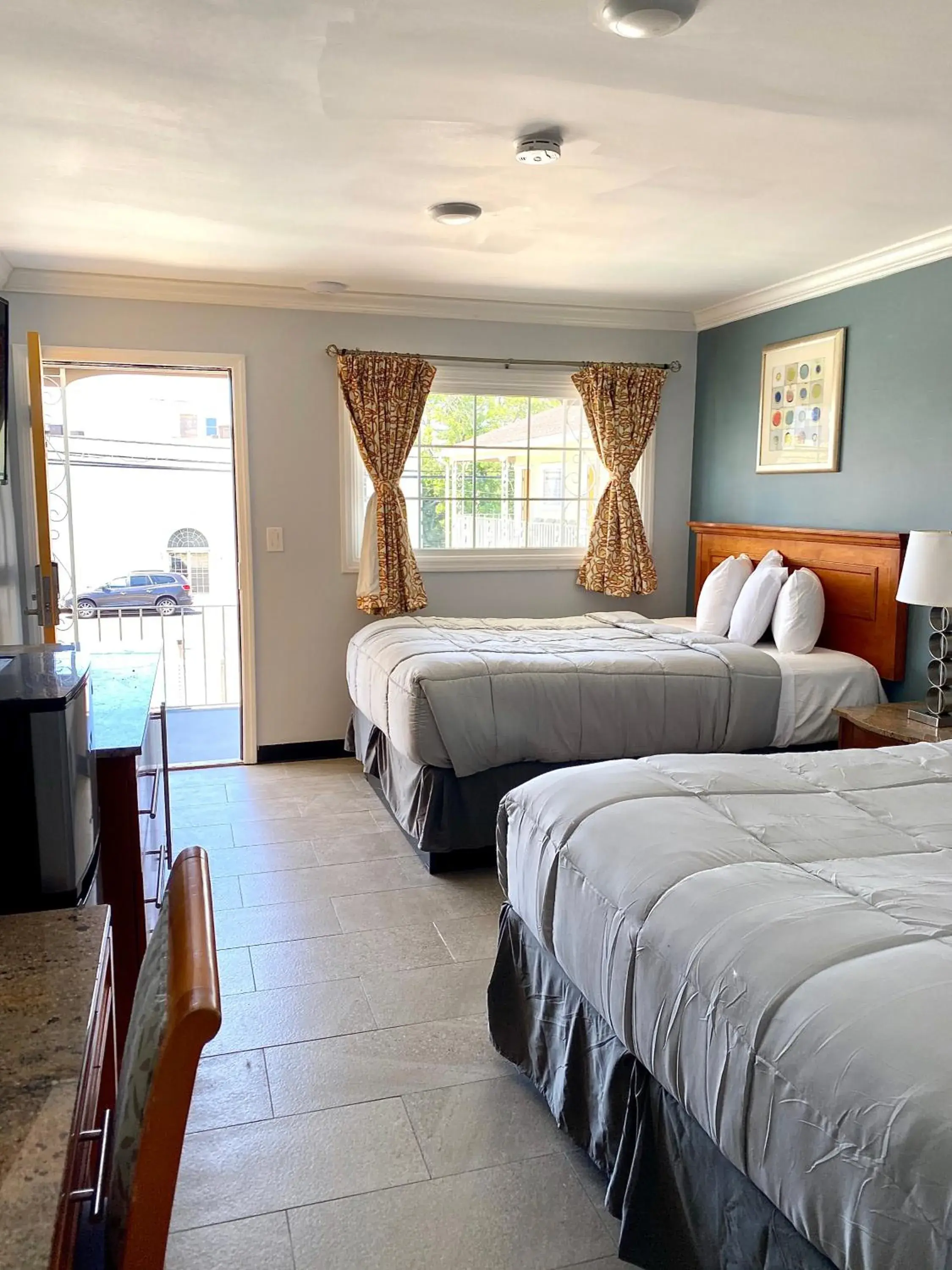 Two Queen Beds with Pool View in Sunrise Inn Two Queen Beds with Pool View in Sunrise Inn