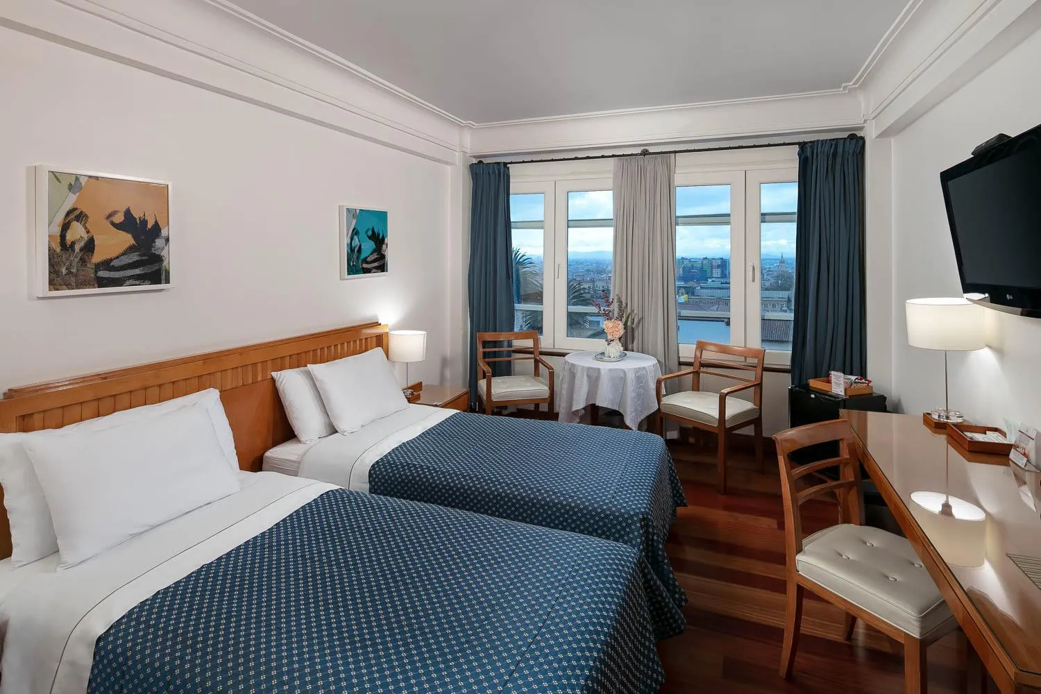 Property building, Bed in Hotel De La Opera