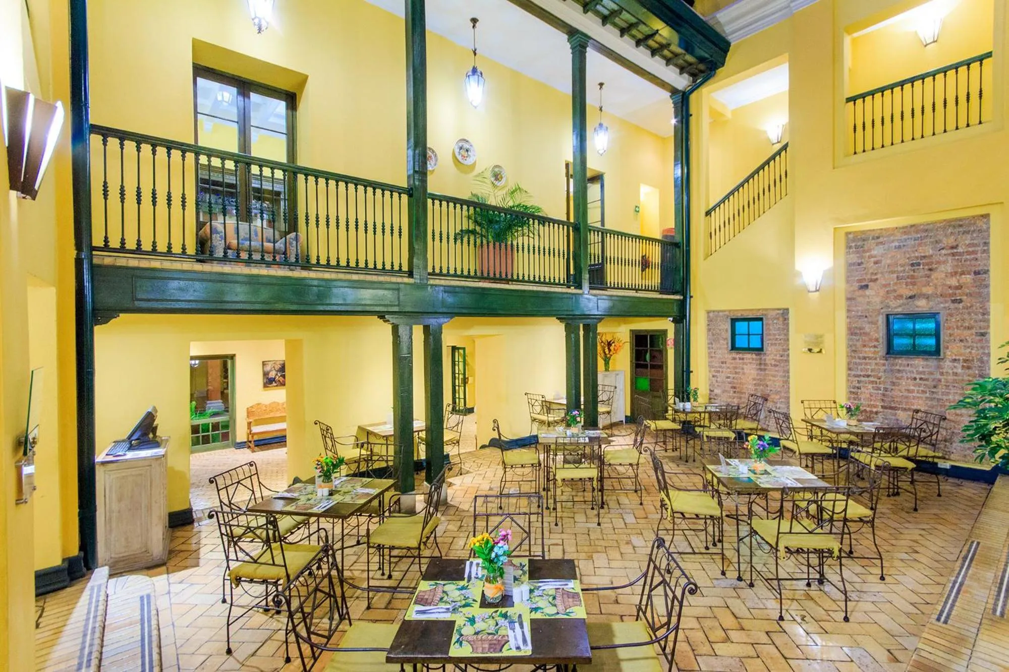 Restaurant/places to eat in Hotel De La Opera