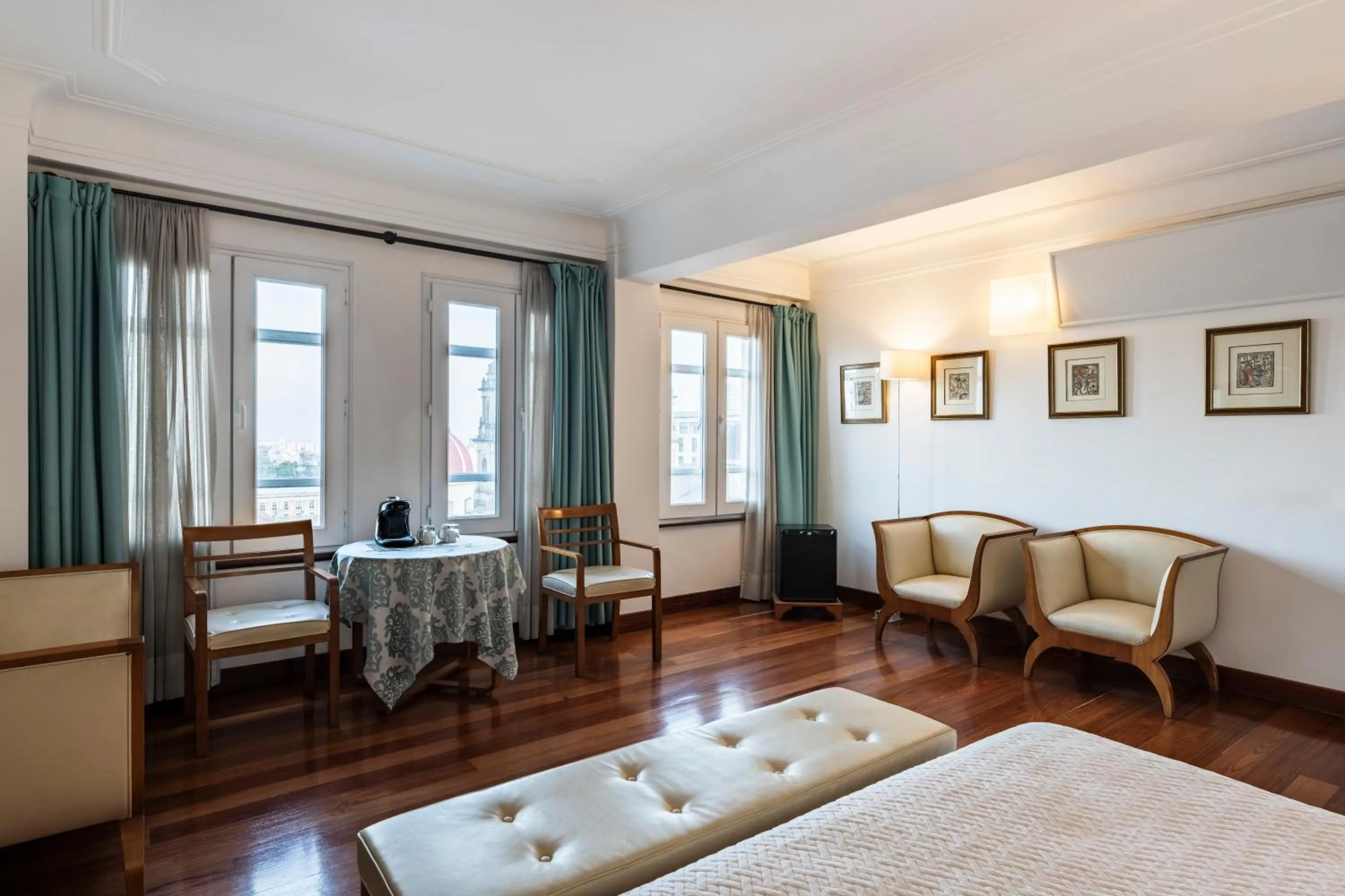 Property building, Bed in Hotel De La Opera