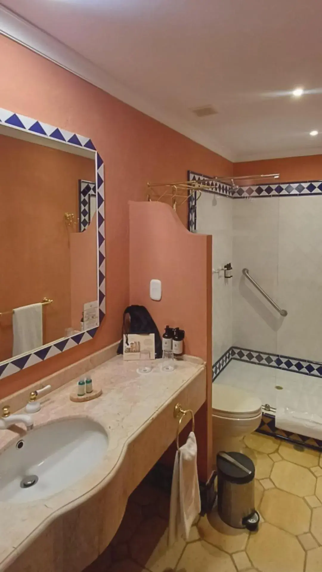 Standard Queen Room in Hotel De La Opera Standard Queen Room in Hotel De La Opera