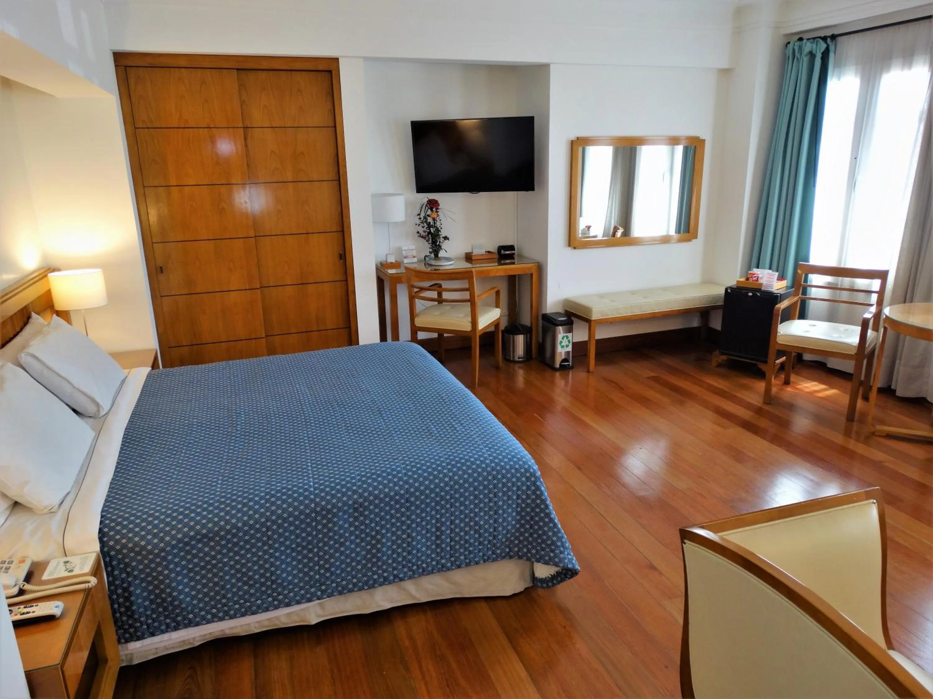 Property building, Bed in Hotel De La Opera