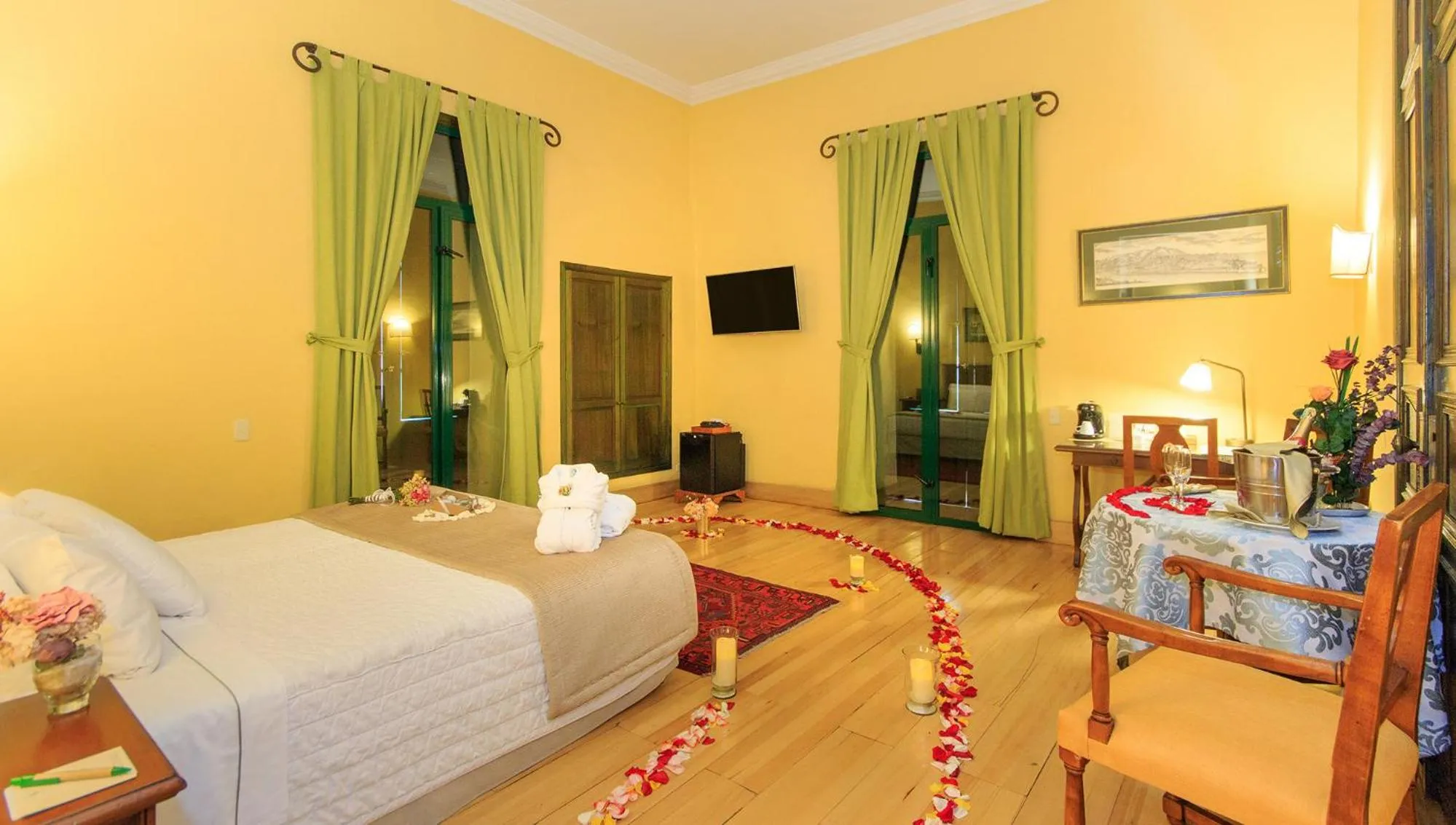 Property building, Bed in Hotel De La Opera