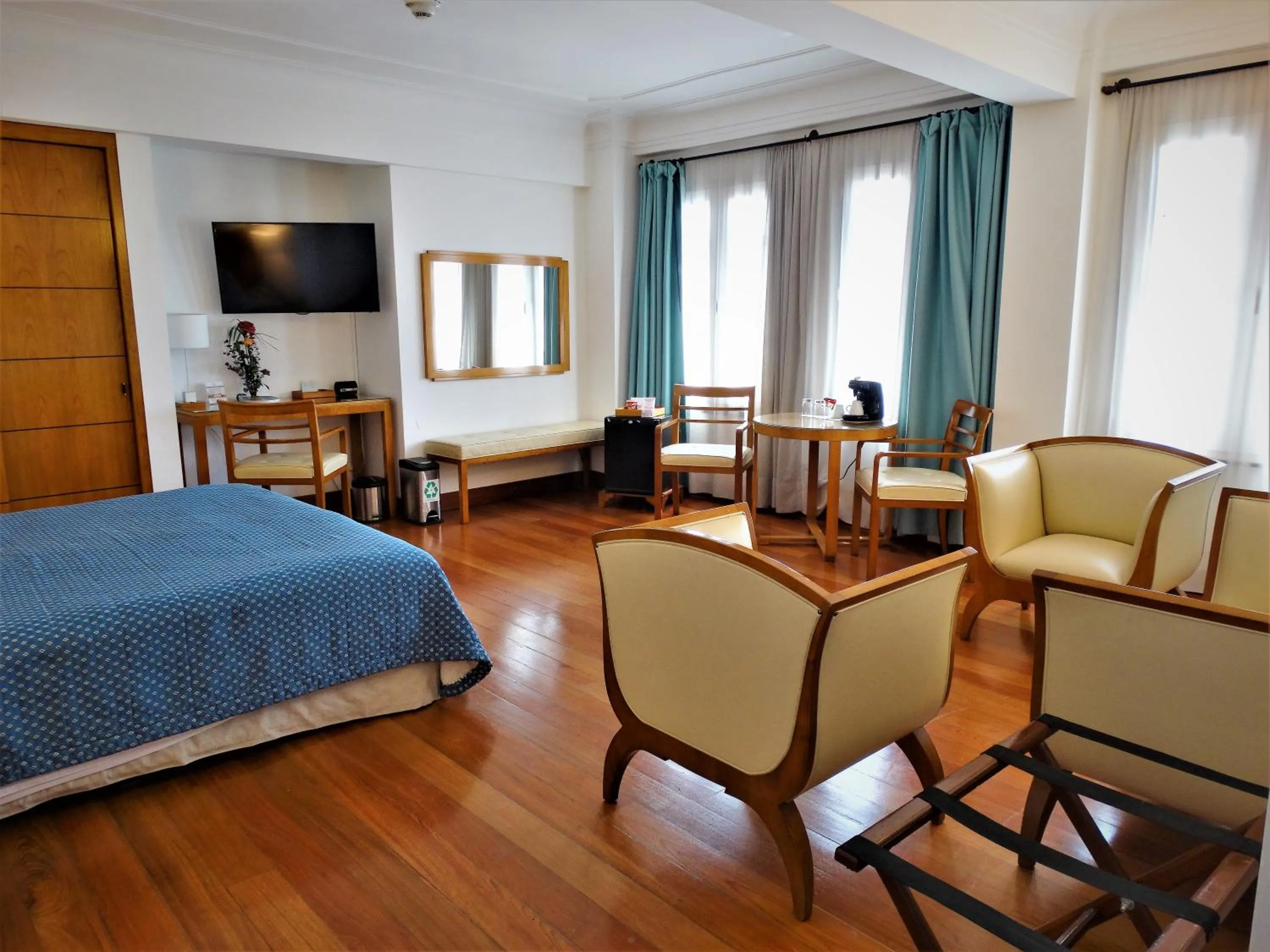 Property building, Bed in Hotel De La Opera