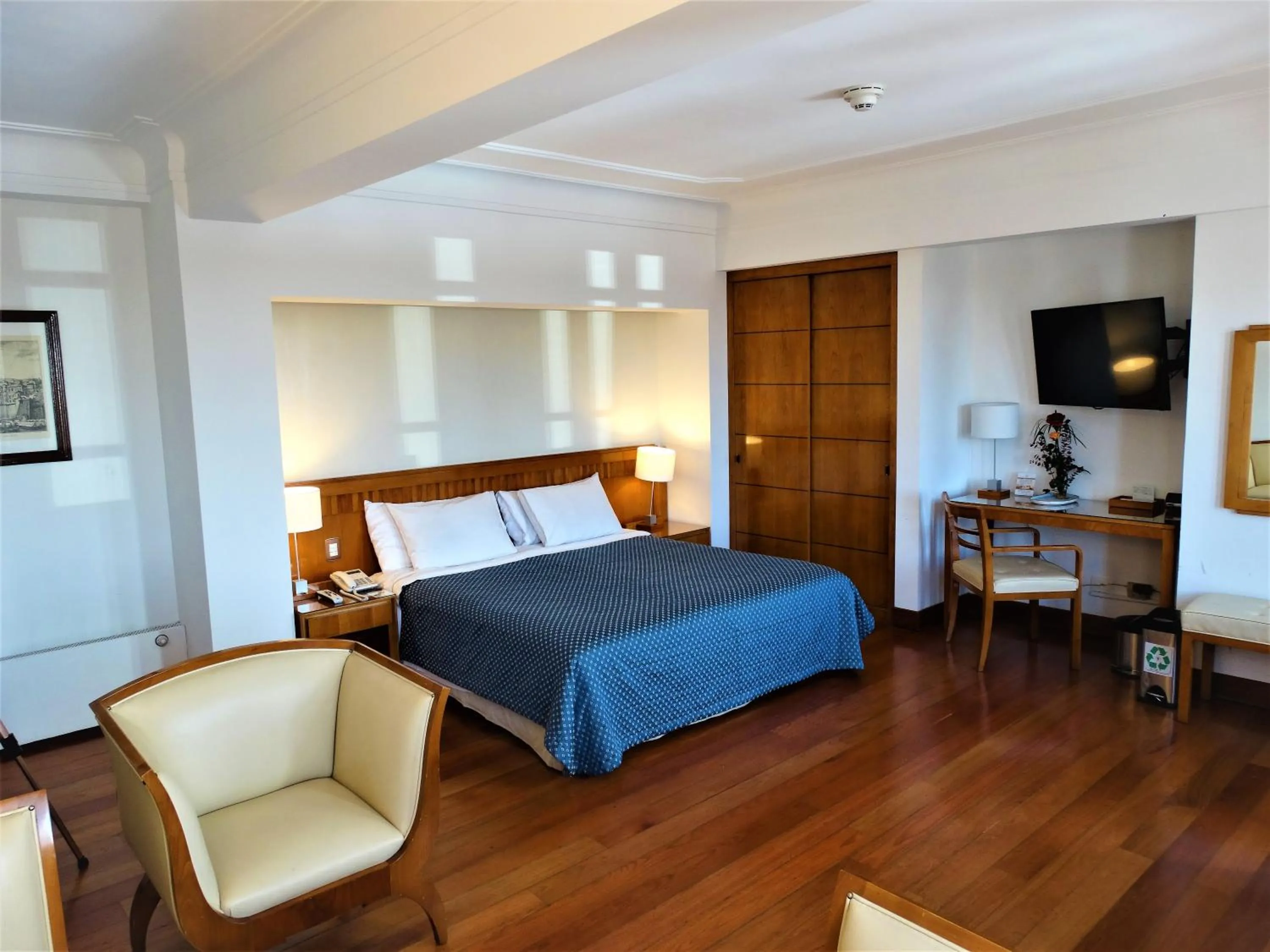 Property building, Bed in Hotel De La Opera