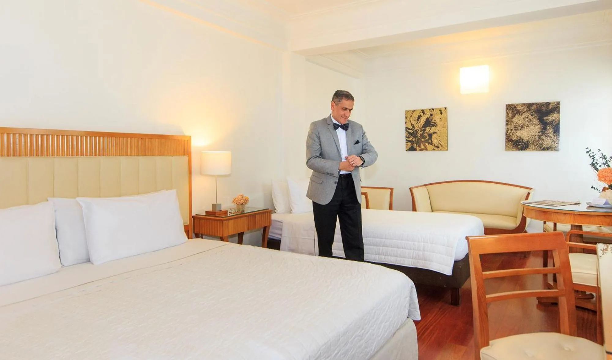 Property building, Bed in Hotel De La Opera