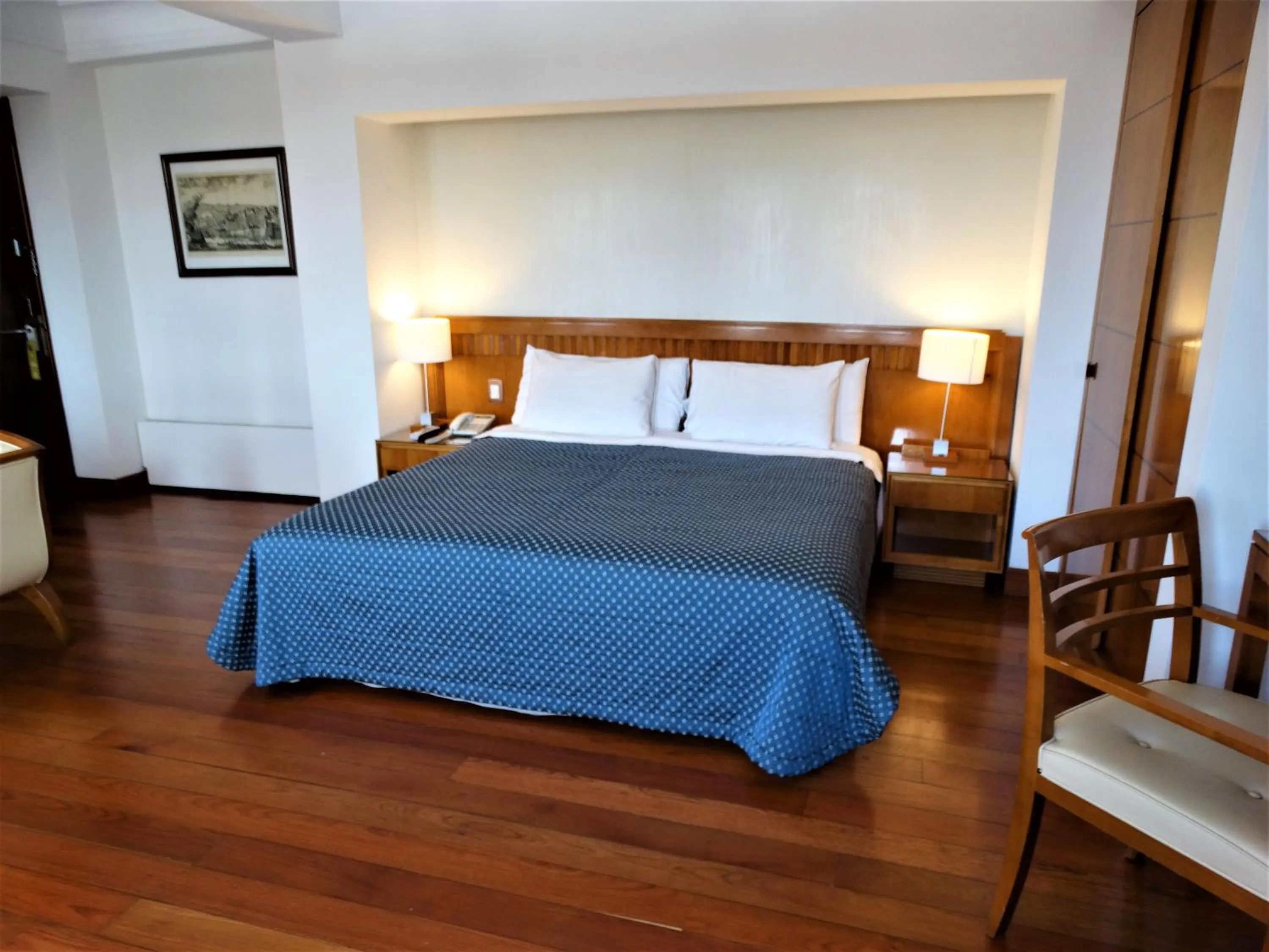 Property building, Bed in Hotel De La Opera