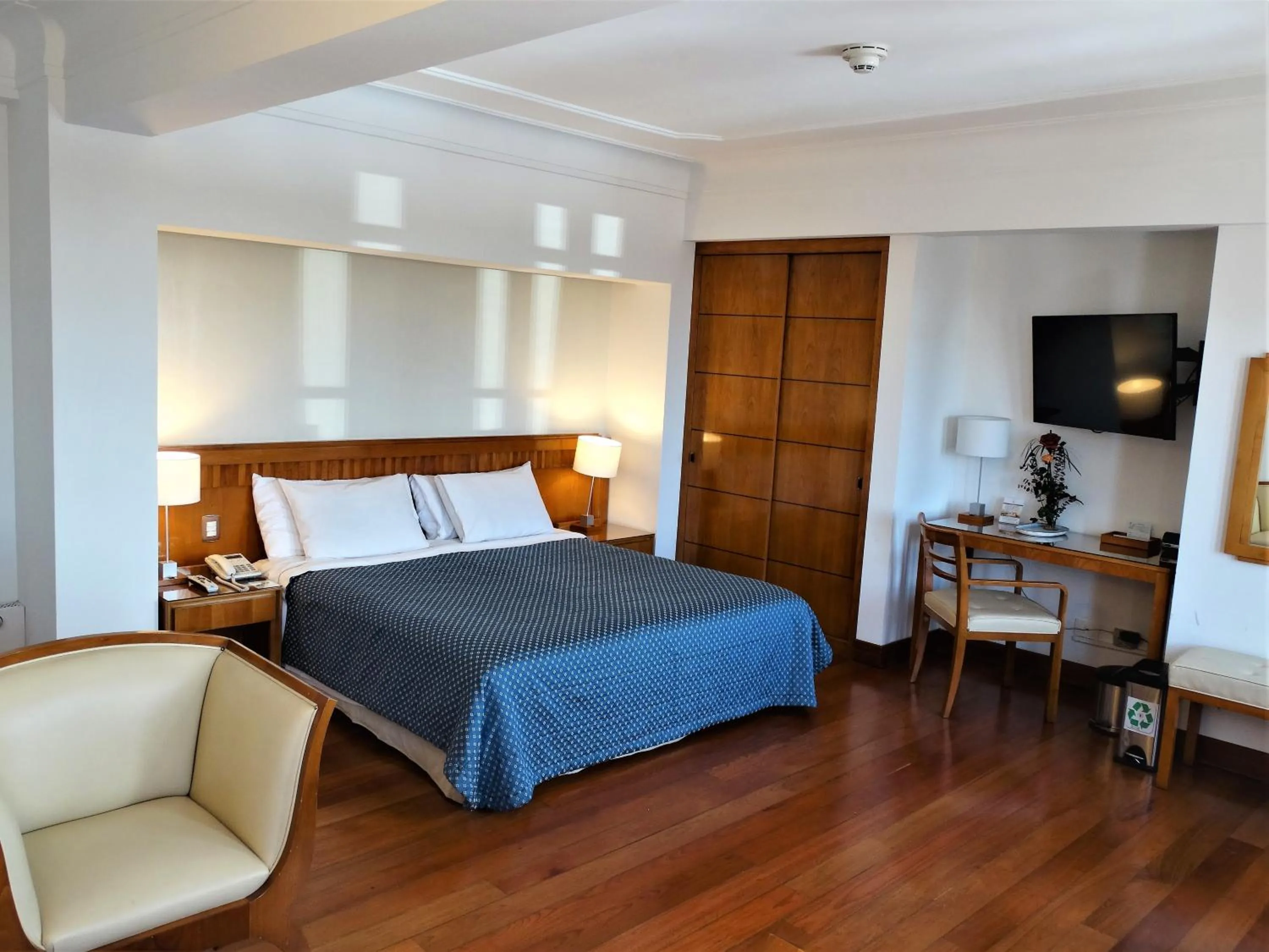 Property building, Bed in Hotel De La Opera