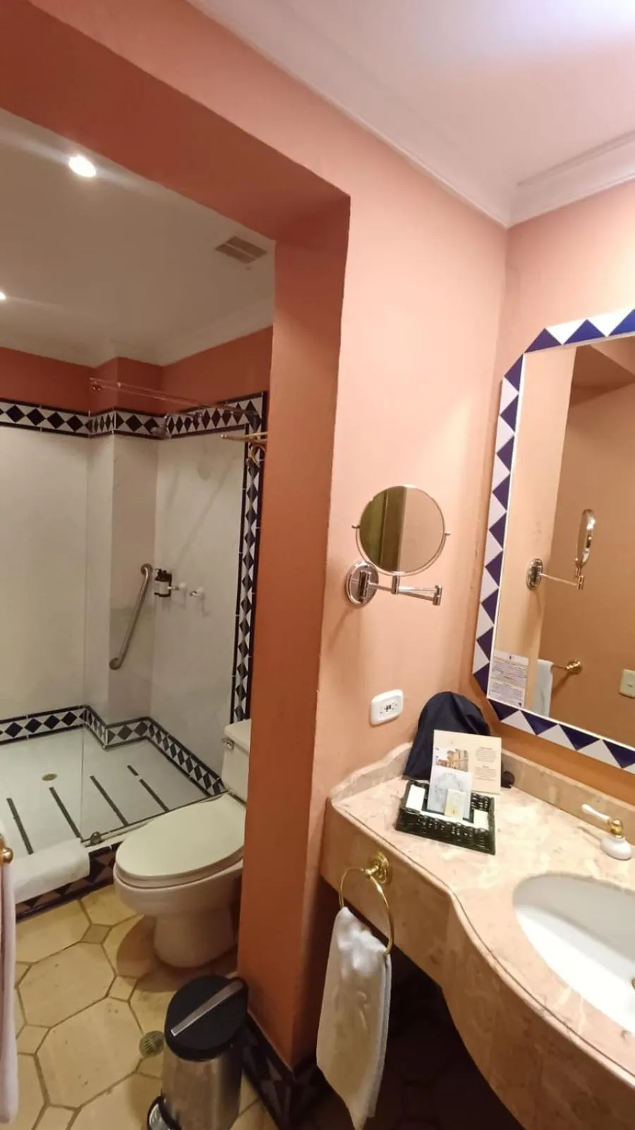 Bathroom in Hotel De La Opera