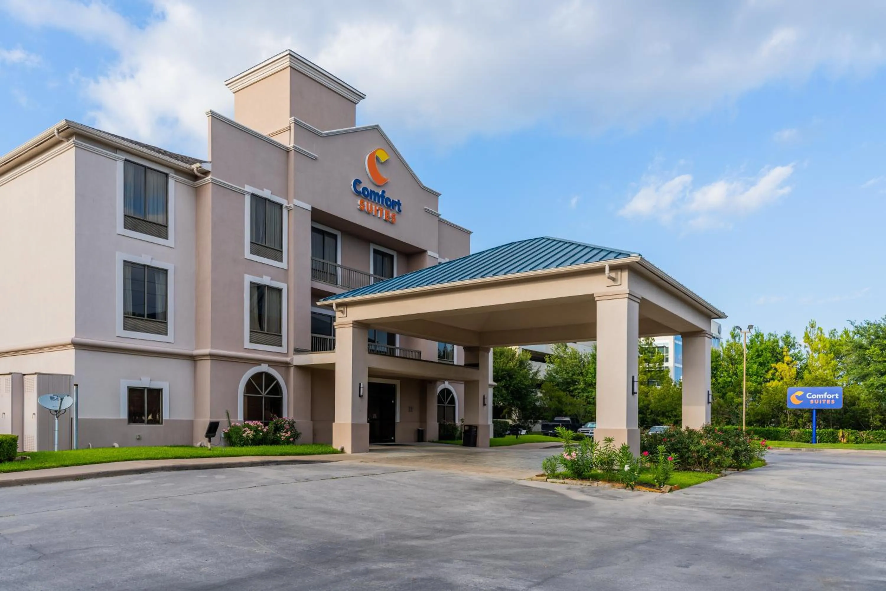 Property building in Comfort Suites Houston West at Clay Road