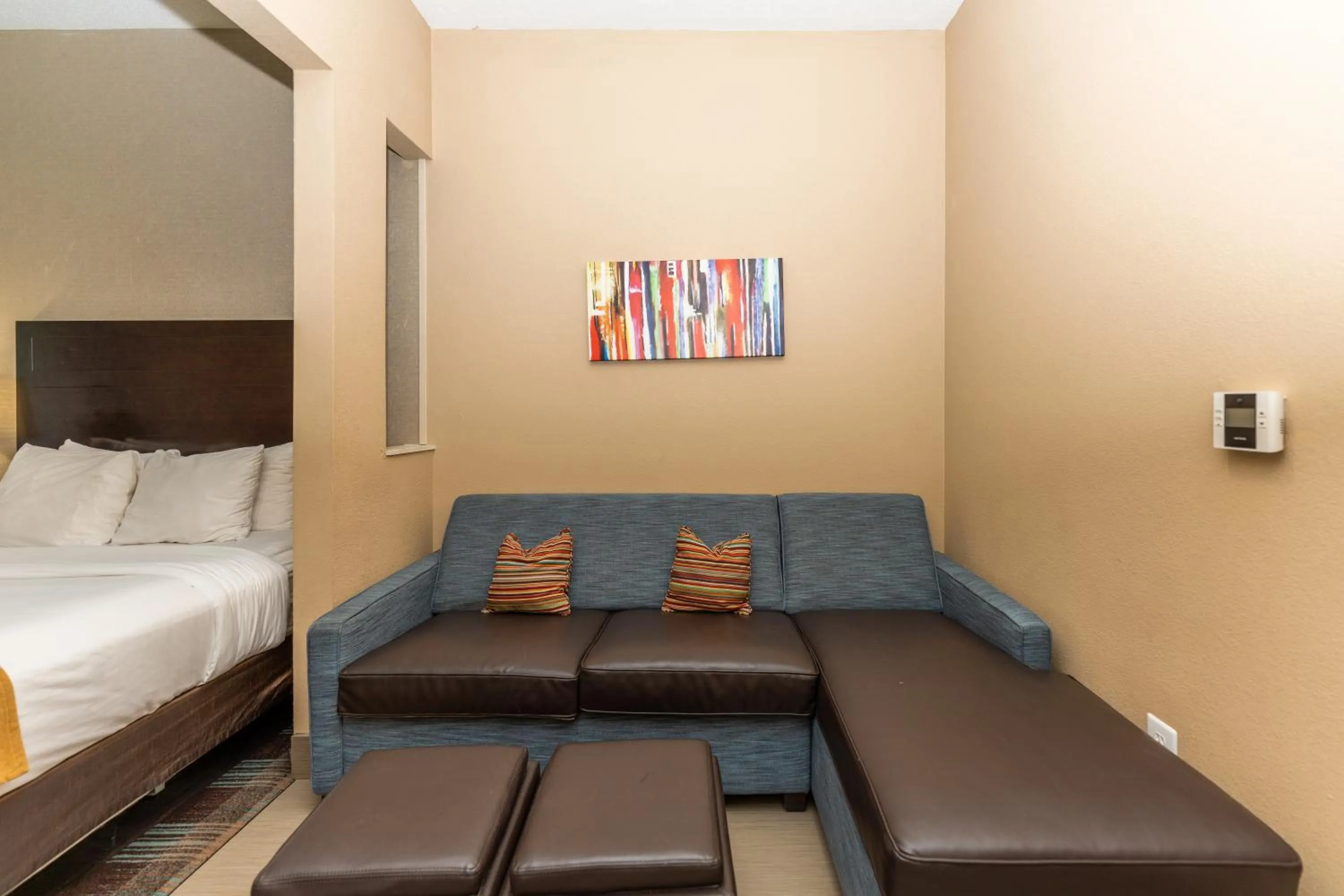 Living room, Bed in Comfort Suites Houston West at Clay Road