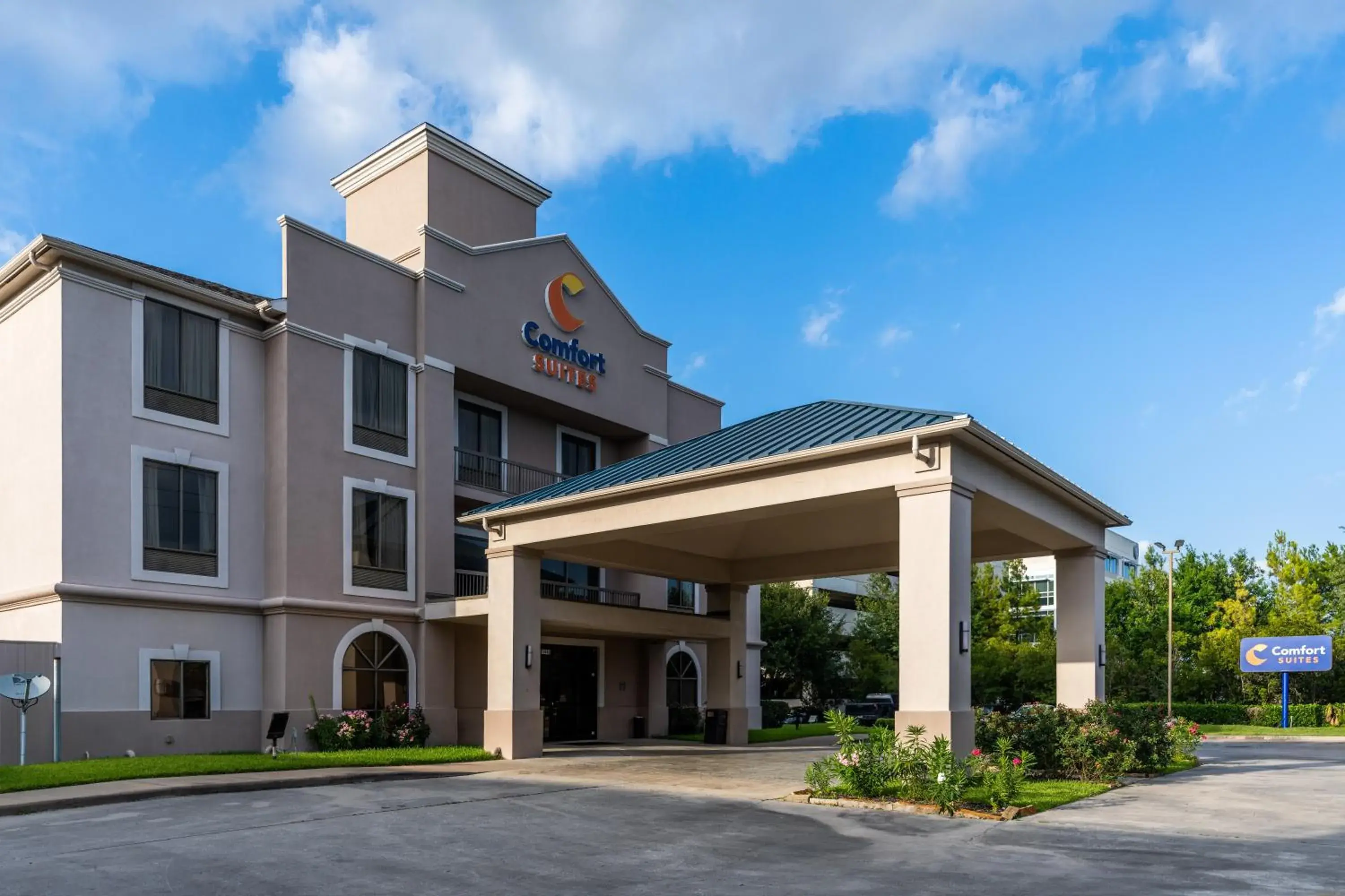 Property building in Comfort Suites Houston West at Clay Road Property building in Comfort Suites Houston West at Clay Road
