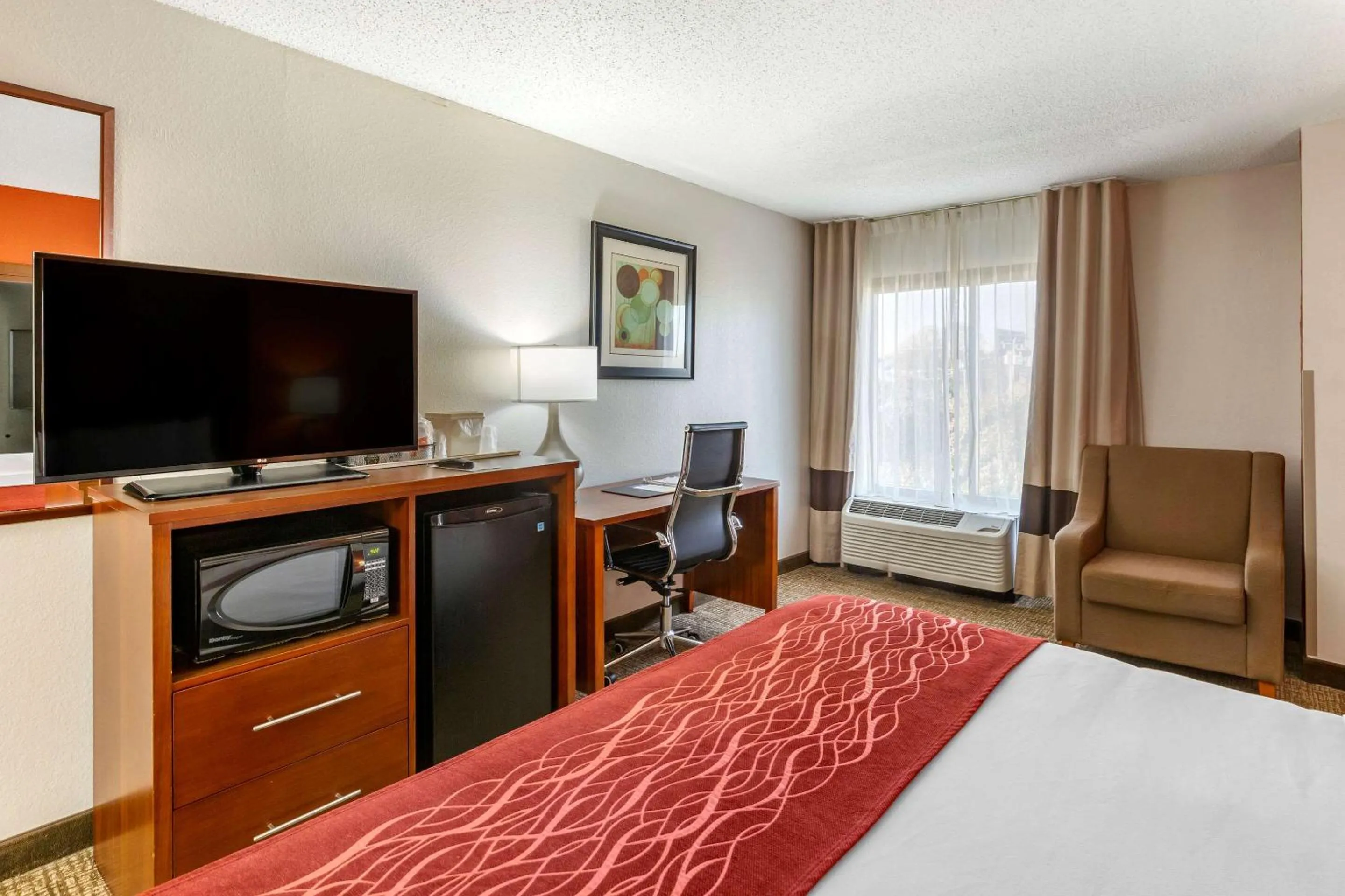 Photo of the whole room, Bed in Comfort Inn Greensboro - Kernersville