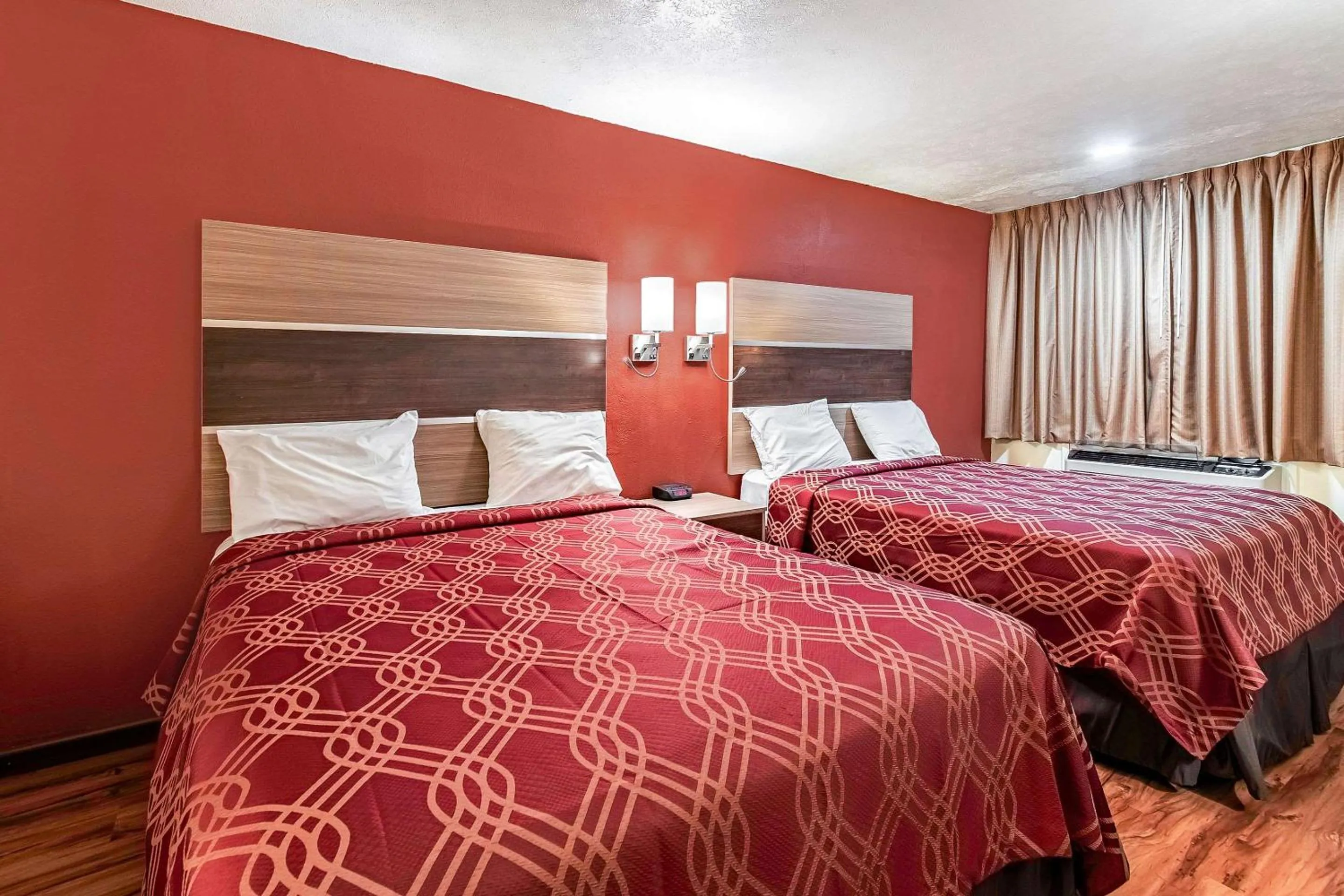 Bedroom, Bed in Econo Lodge