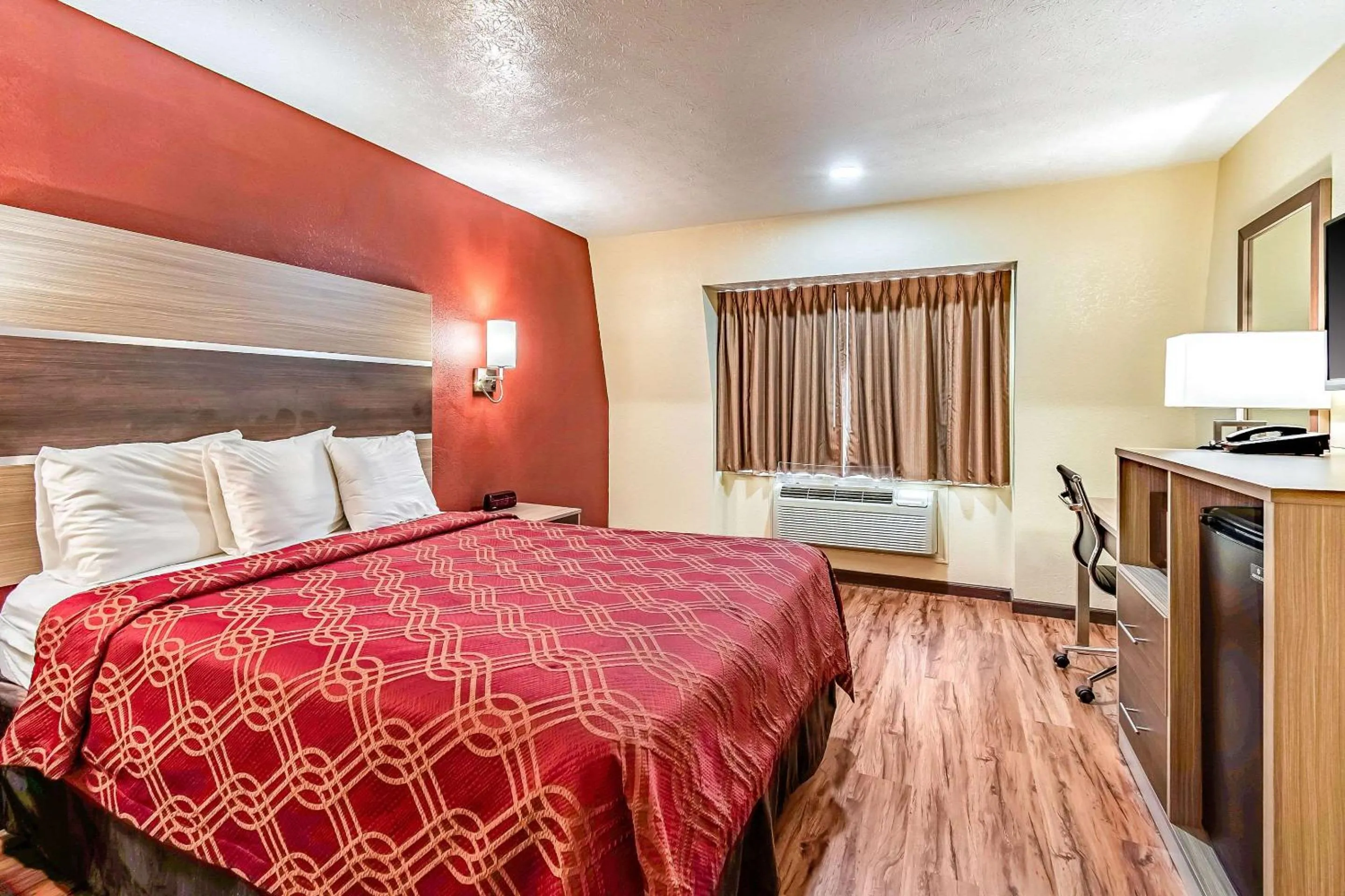 Bedroom, Bed in Econo Lodge