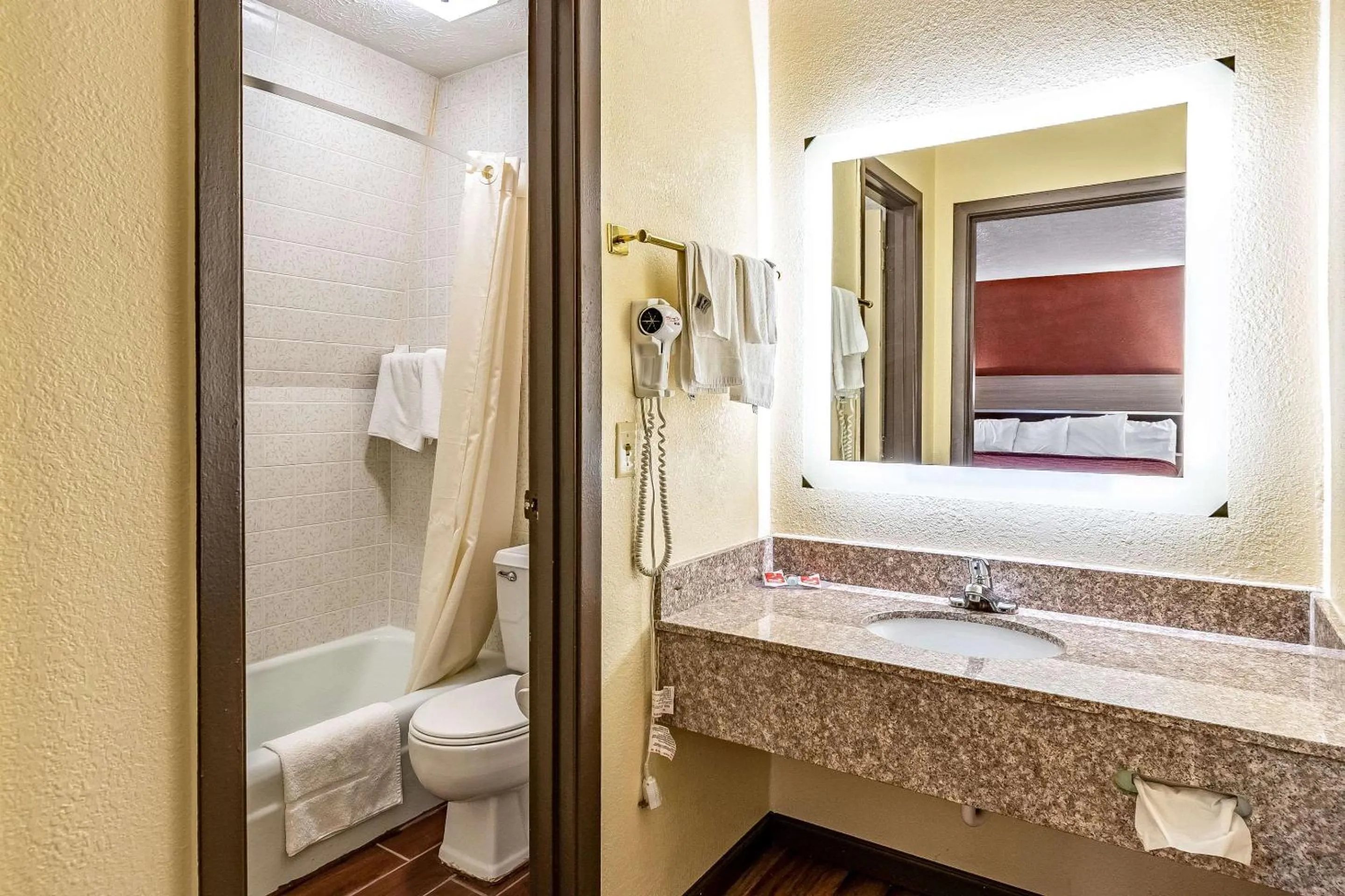 Bedroom in Econo Lodge