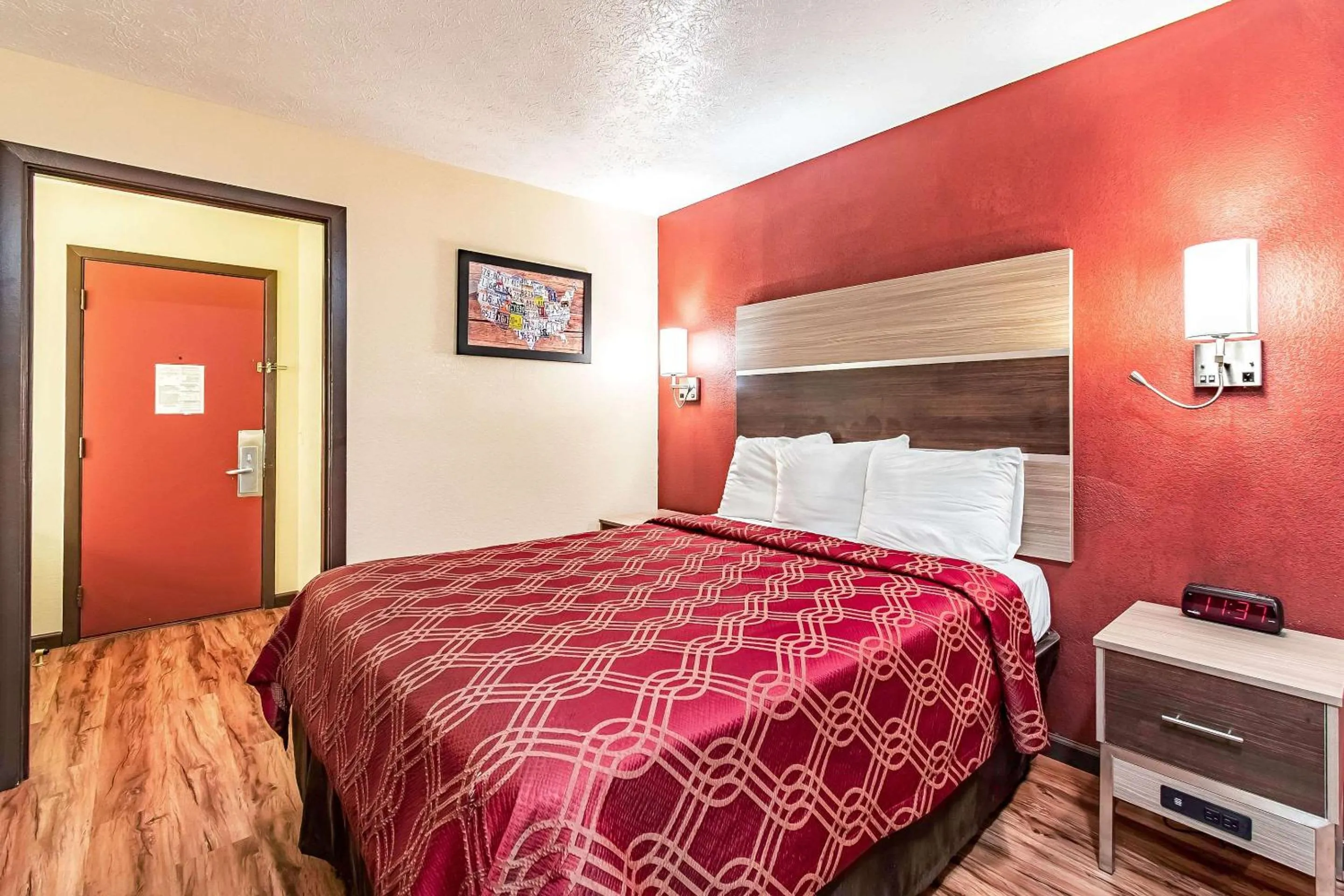 Bedroom, Bed in Econo Lodge