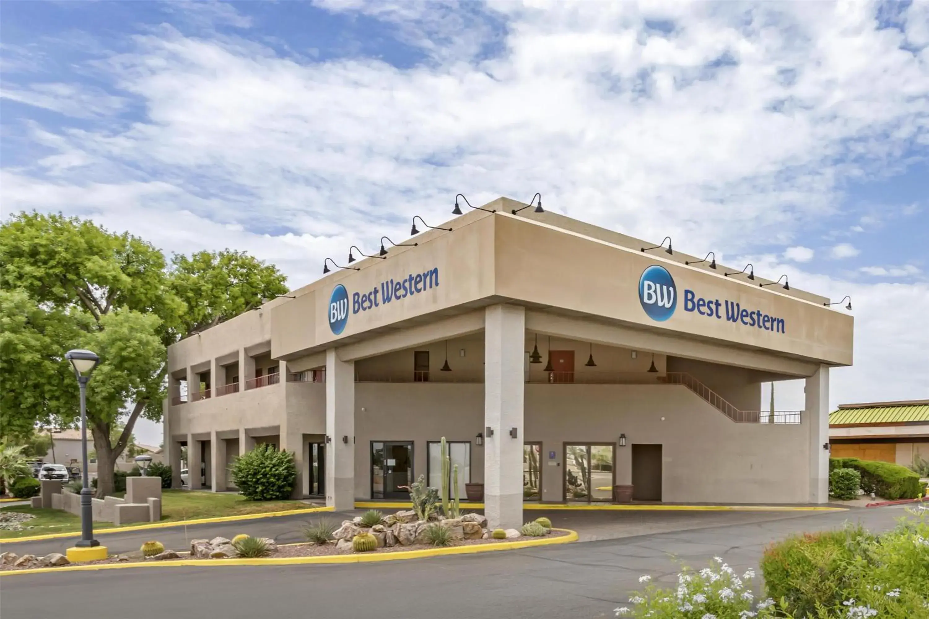 Property building in Best Western InnSuites Tucson Foothills Hotel & Suites Property building in Best Western InnSuites Tucson Foothills Hotel & Suites