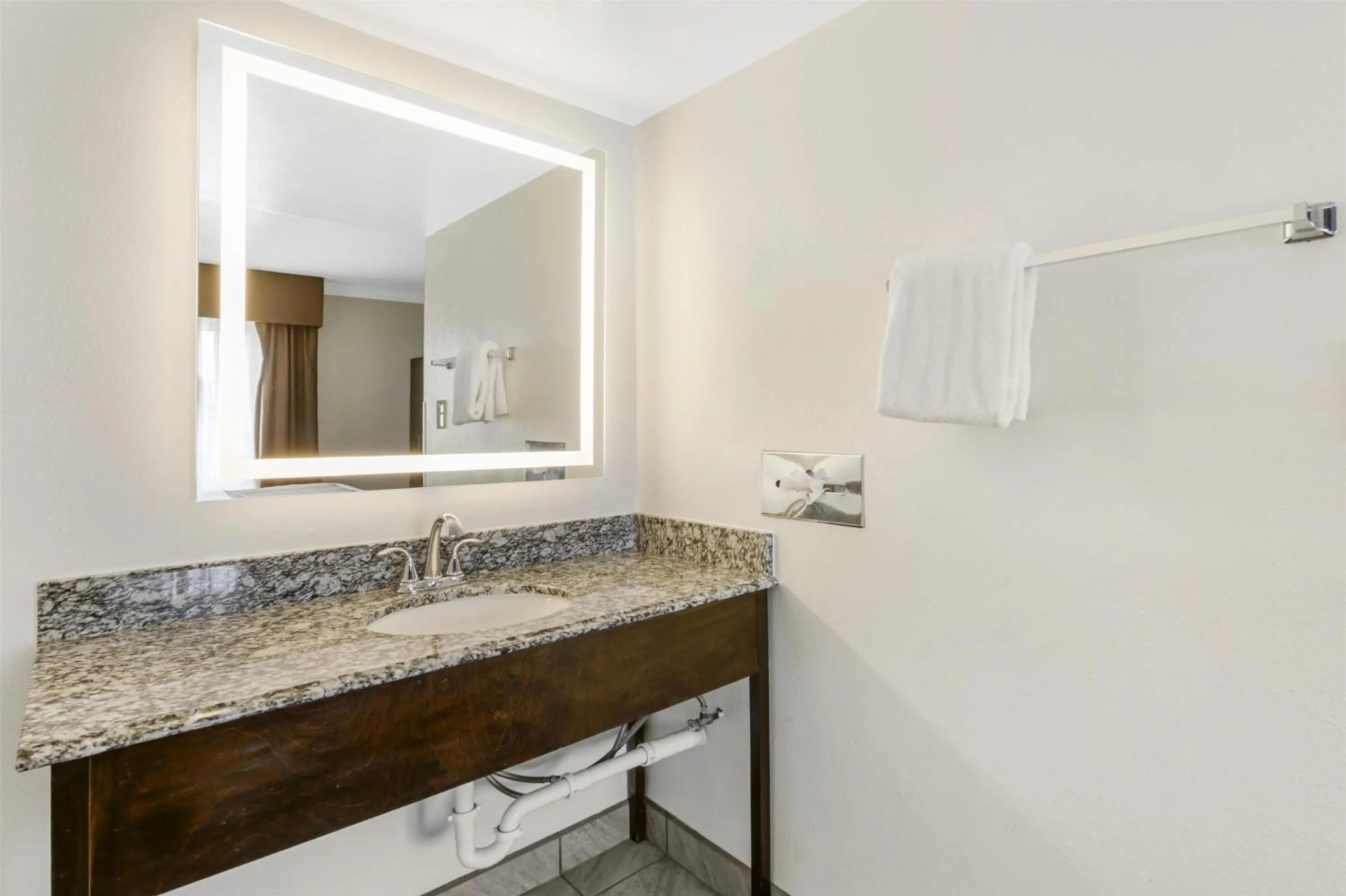 Bathroom in Best Western InnSuites Tucson Foothills Hotel & Suites