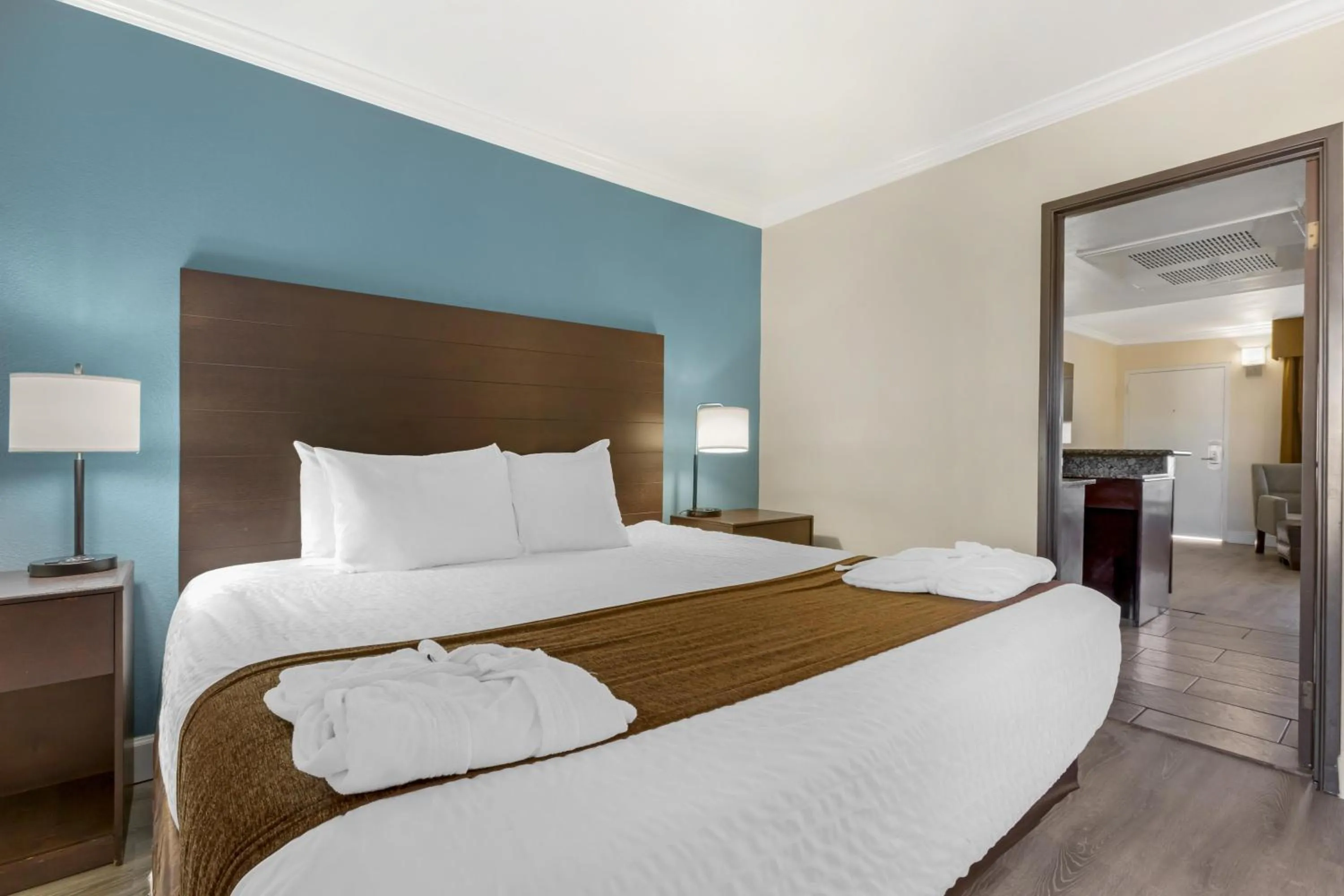 Photo of the whole room, Bed in Best Western InnSuites Tucson Foothills Hotel & Suites