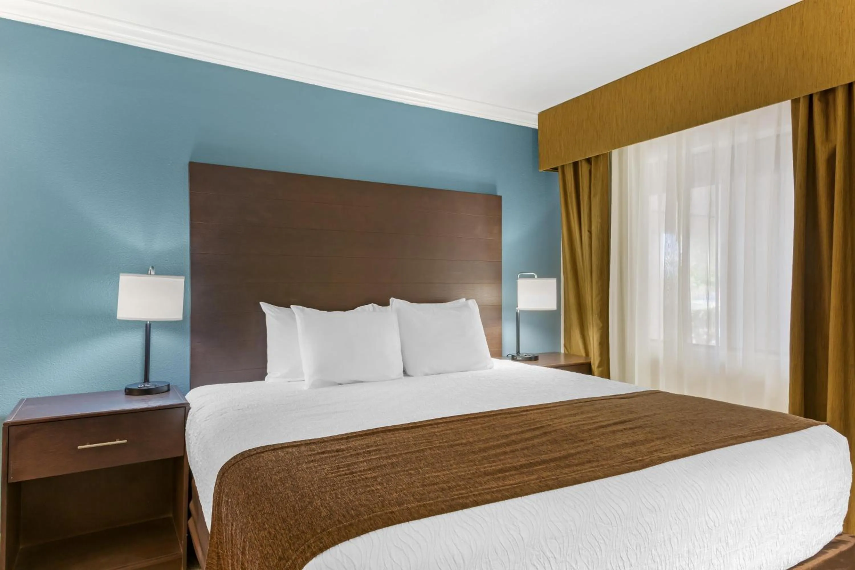 Photo of the whole room, Bed in Best Western InnSuites Tucson Foothills Hotel & Suites