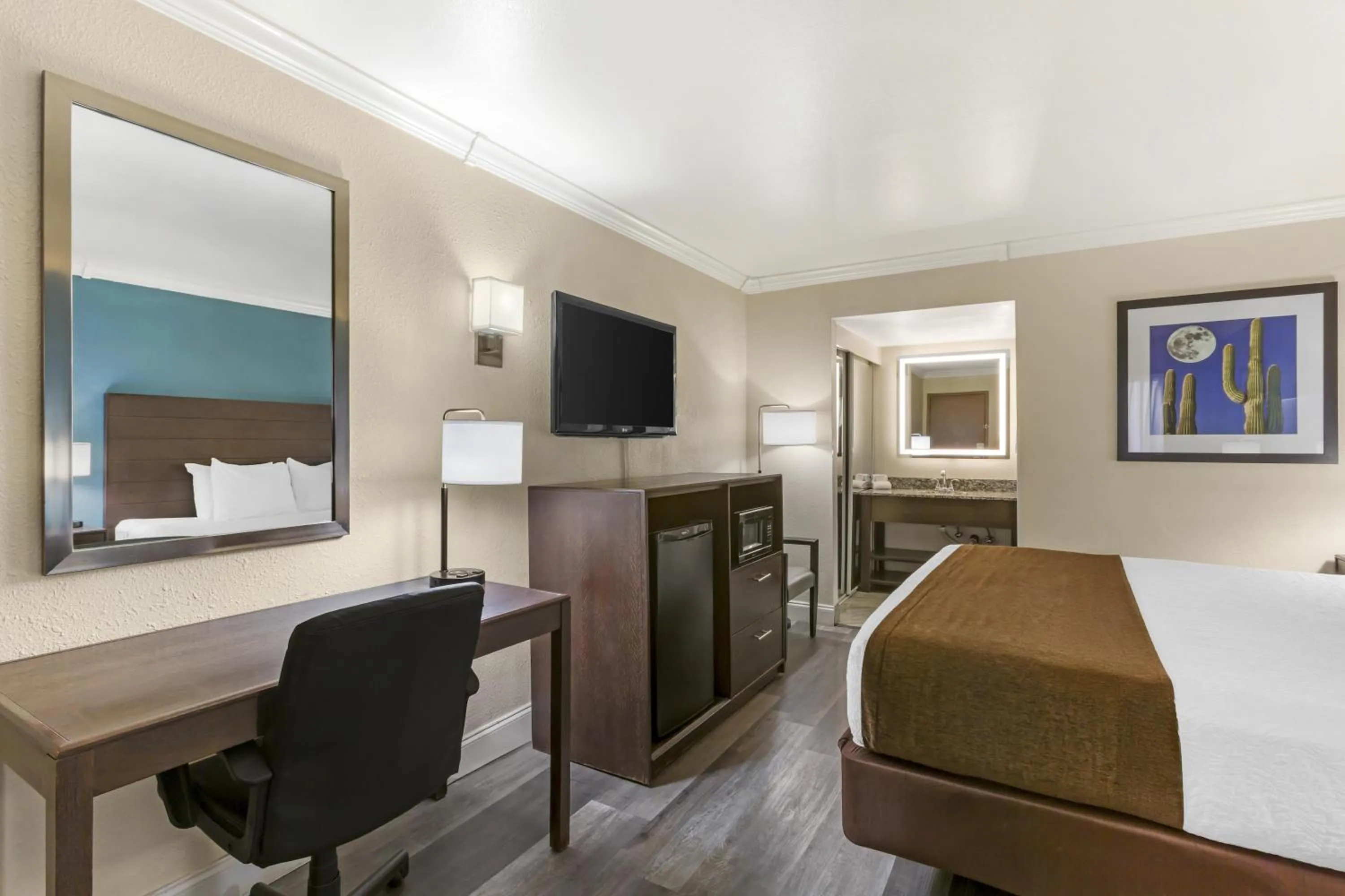 Bedroom, Bed in Best Western InnSuites Tucson Foothills Hotel & Suites