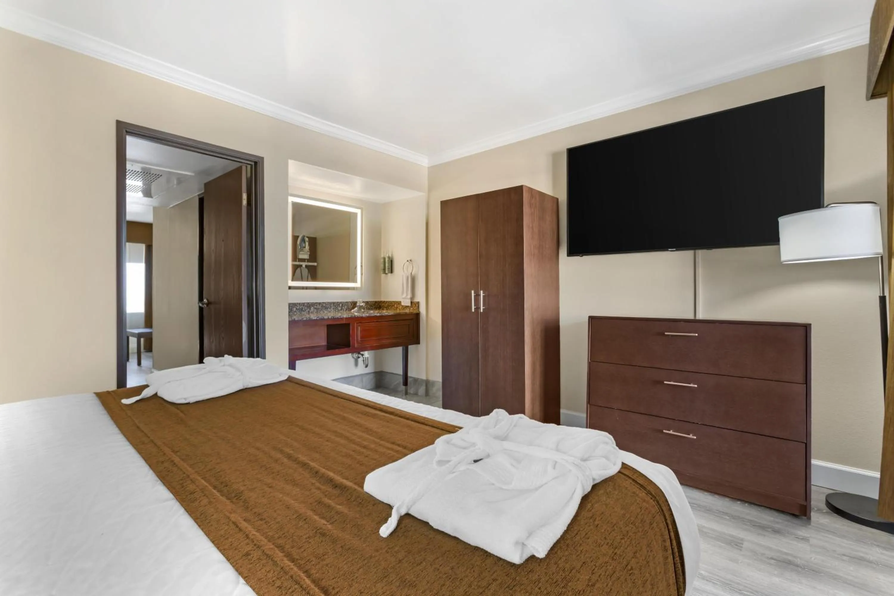 Photo of the whole room, Bed in Best Western InnSuites Tucson Foothills Hotel & Suites