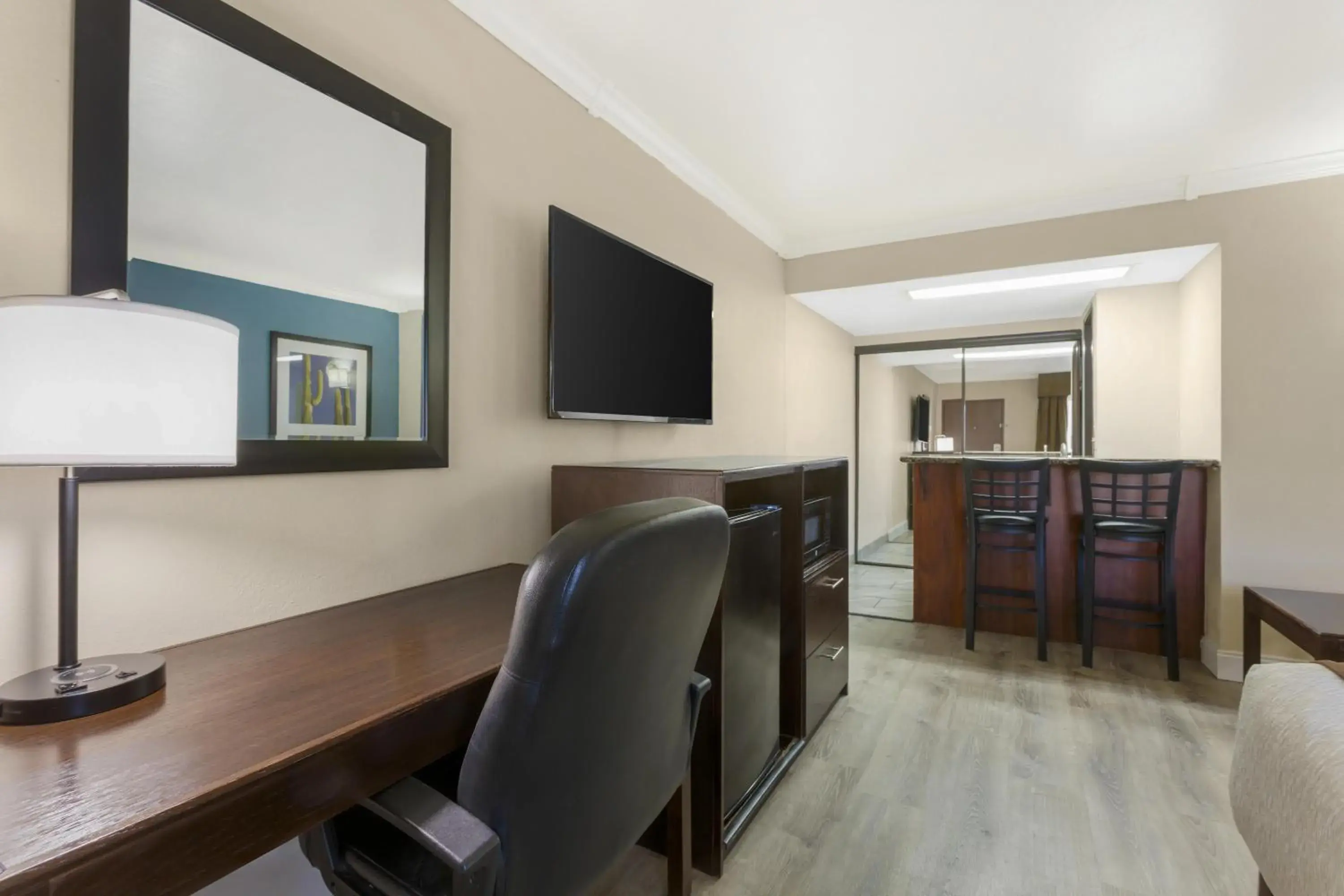 Bedroom in Best Western InnSuites Tucson Foothills Hotel & Suites Bedroom in Best Western InnSuites Tucson Foothills Hotel & Suites