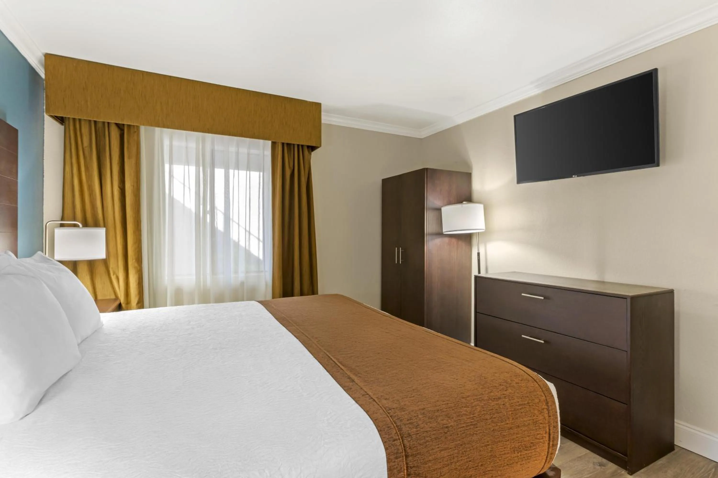 Photo of the whole room, Bed in Best Western InnSuites Tucson Foothills Hotel & Suites