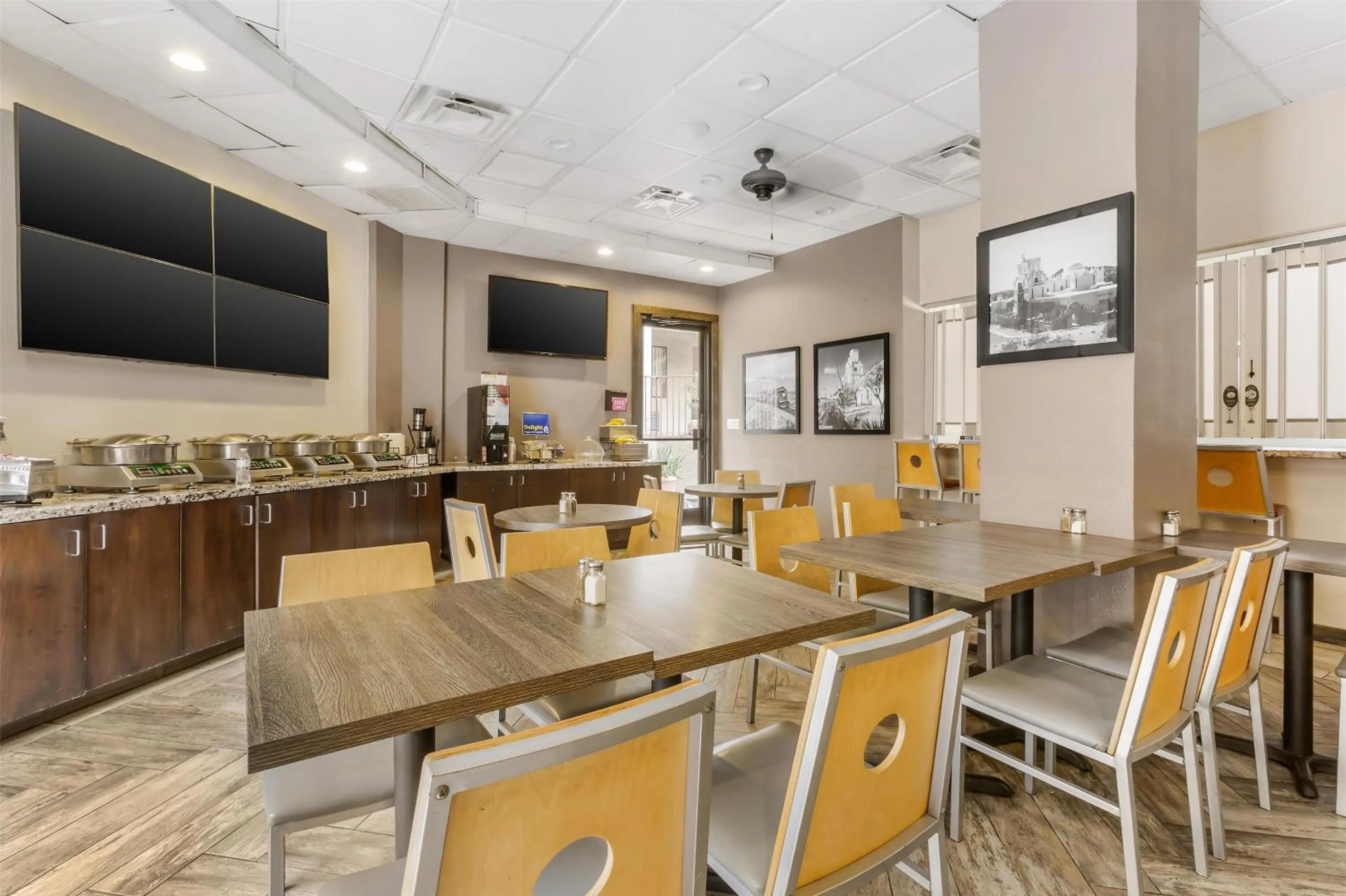 Breakfast in Best Western InnSuites Tucson Foothills Hotel & Suites