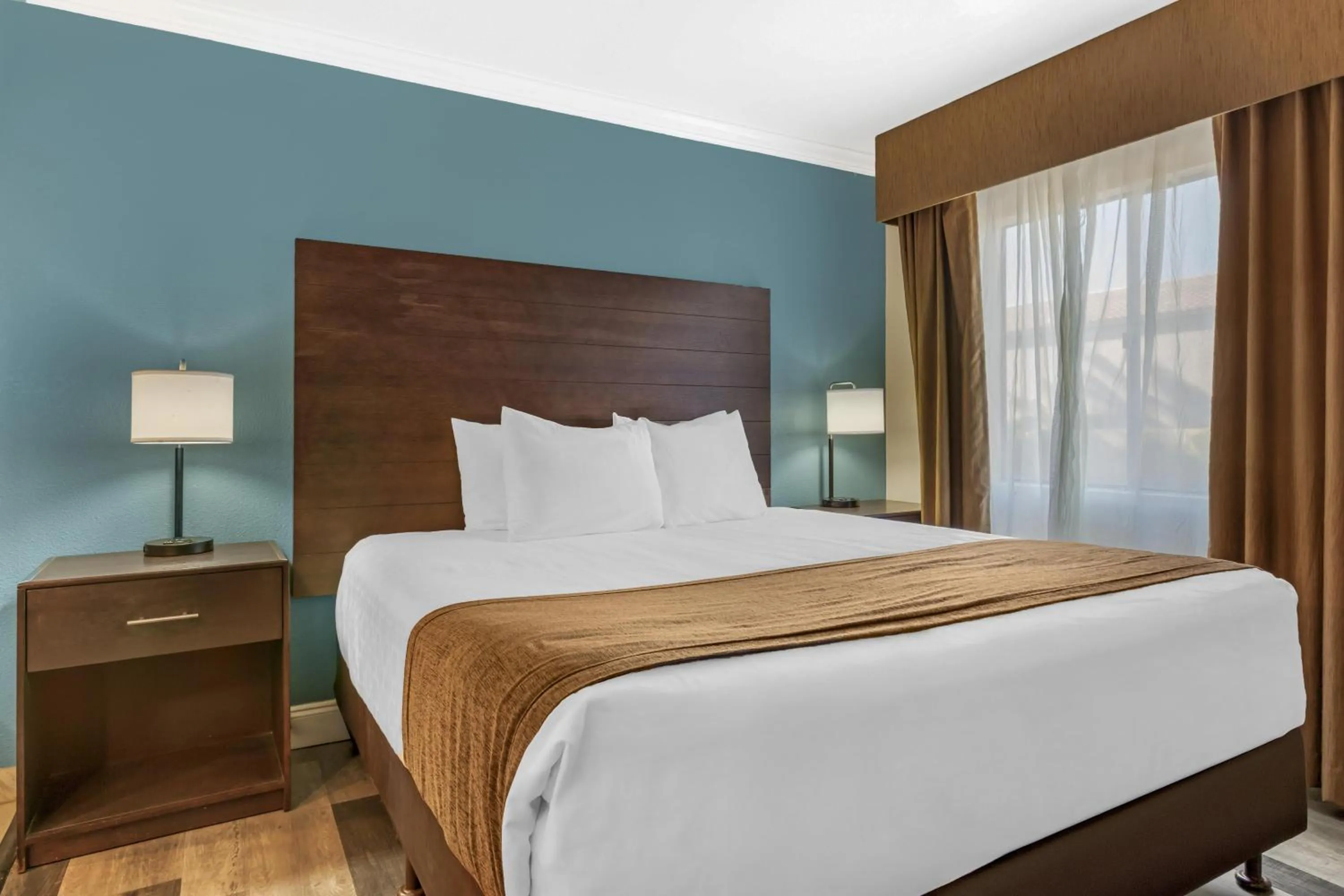 Photo of the whole room, Bed in Best Western InnSuites Tucson Foothills Hotel & Suites