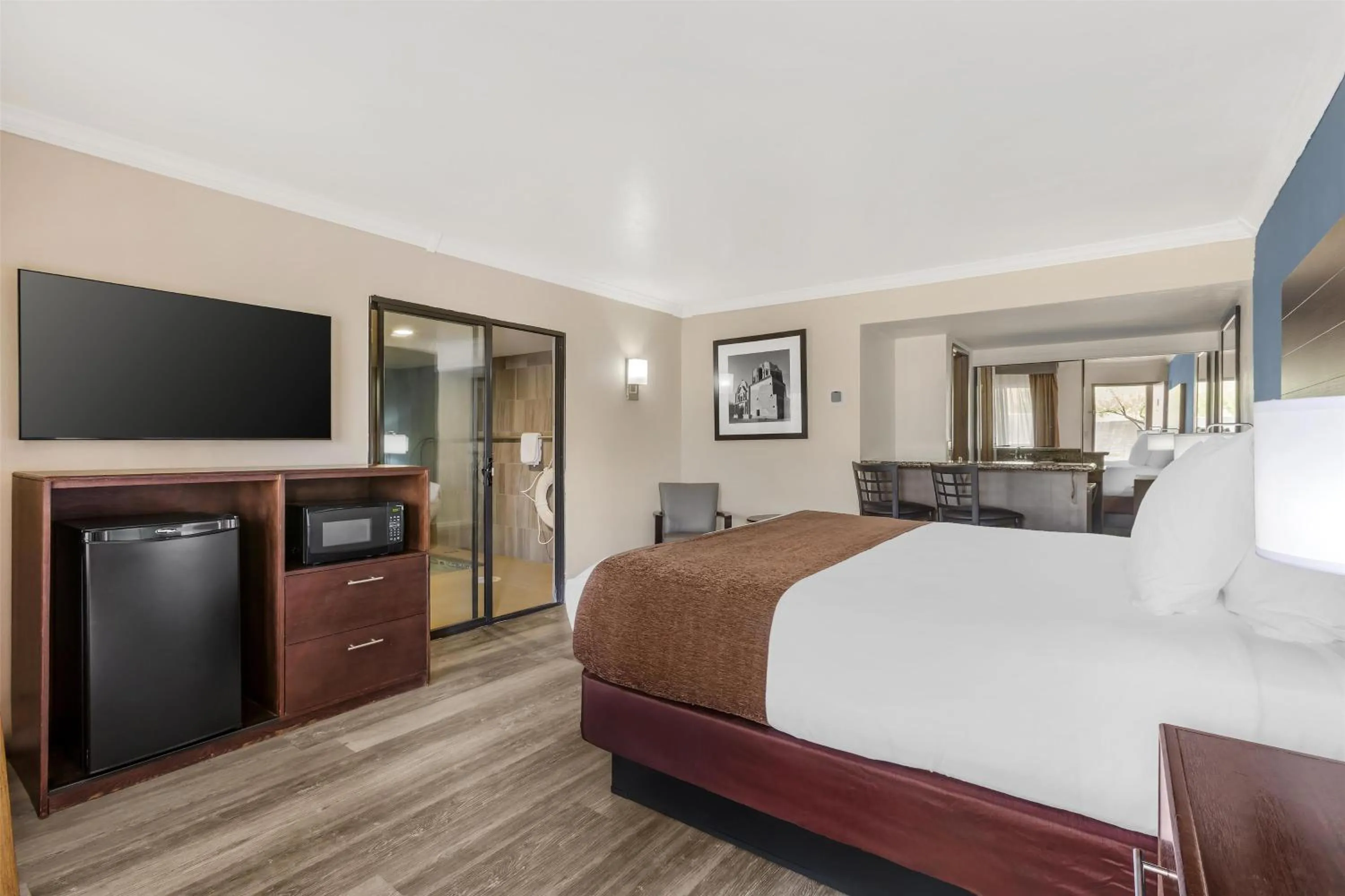 Photo of the whole room, Bed in Best Western InnSuites Tucson Foothills Hotel & Suites