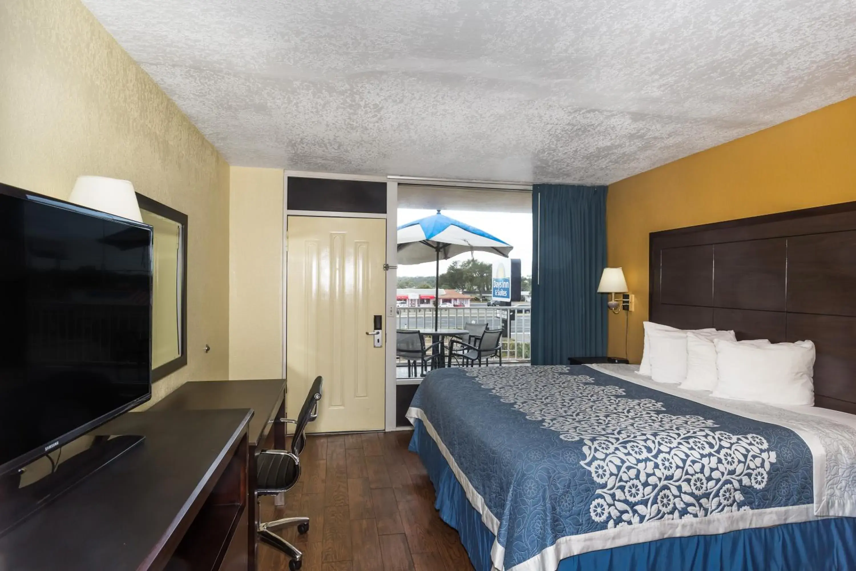 One-Bedroom King Suite with Pool View - Non-Smoking in Days Inn & Suites by Wyndham Port Richey One-Bedroom King Suite with Pool View - Non-Smoking in Days Inn & Suites by Wyndham Port Richey
