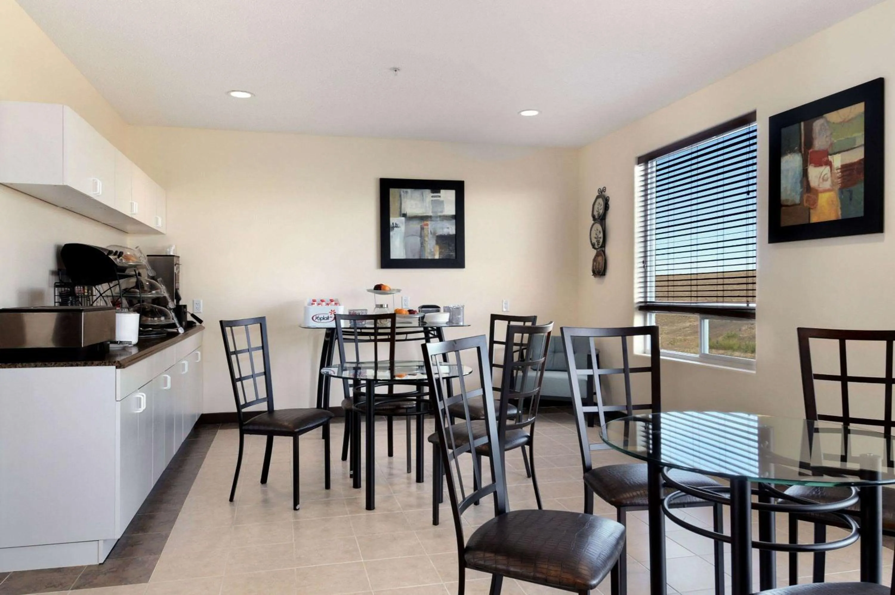 Restaurant/places to eat in Days Inn by Wyndham Grande Prairie