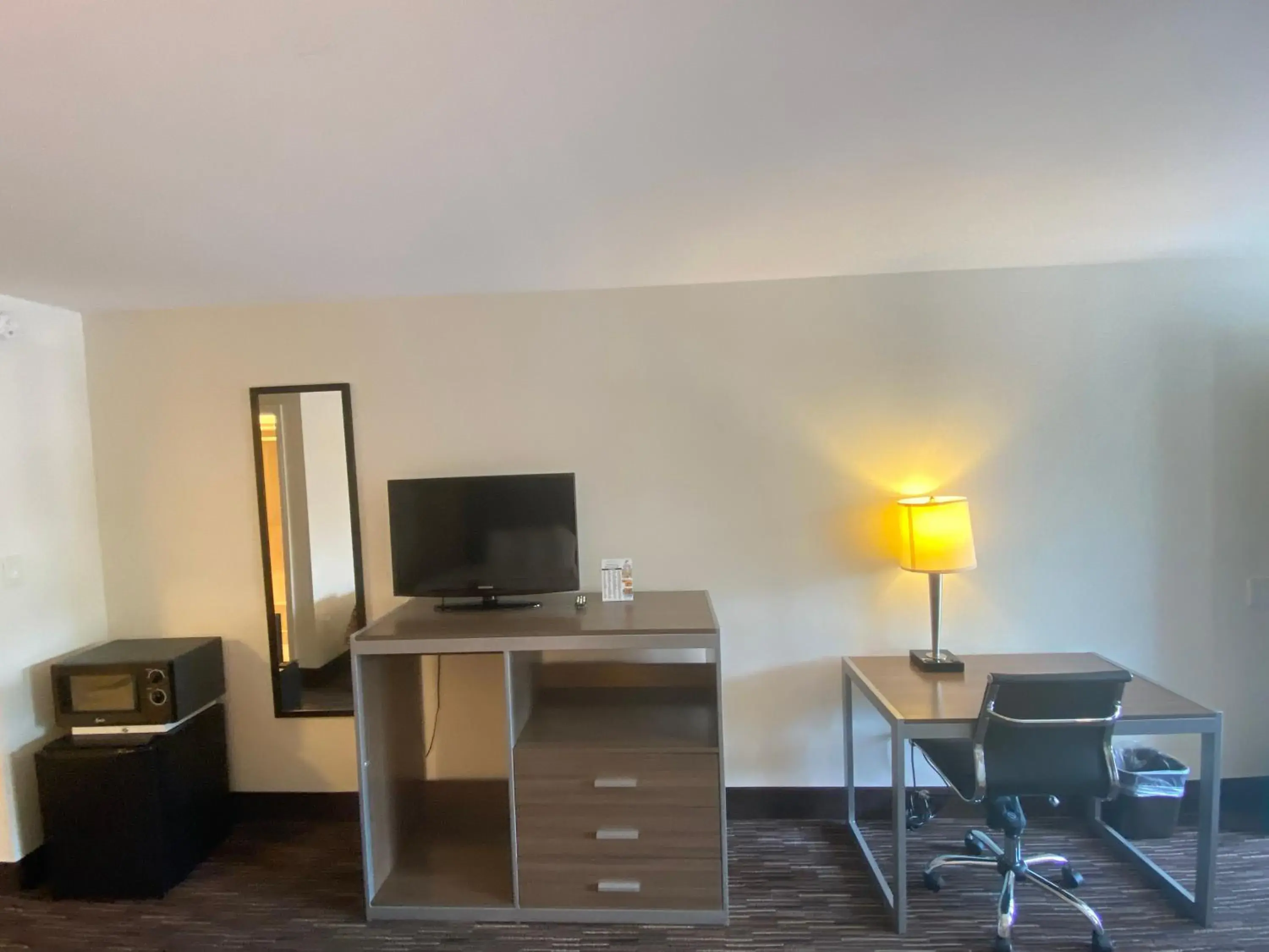 Queen Room - Smoking in Garden State Inn Queen Room - Smoking in Garden State Inn