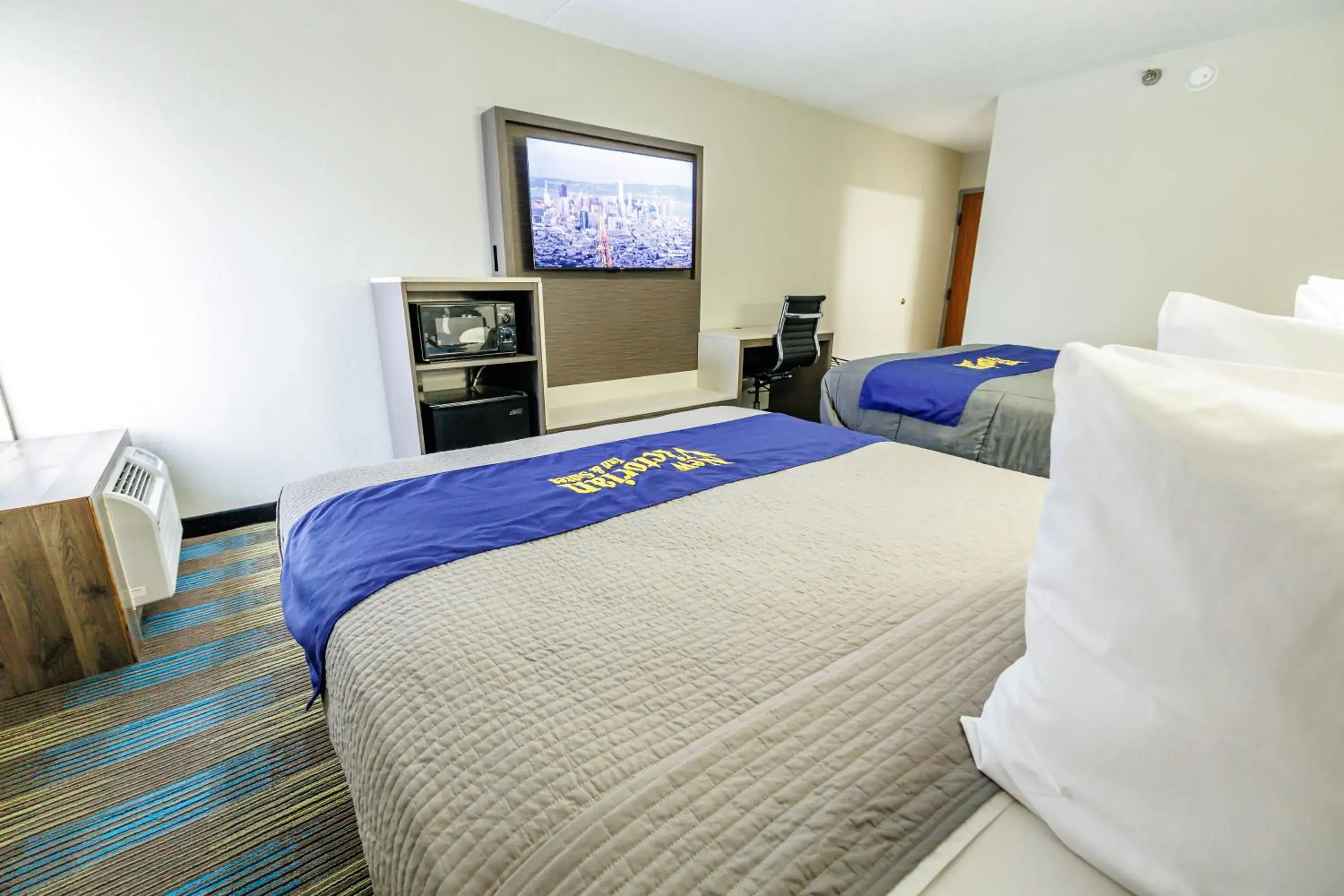 Bed in New Victorian Inn & Suites Omaha Bed in New Victorian Inn & Suites Omaha