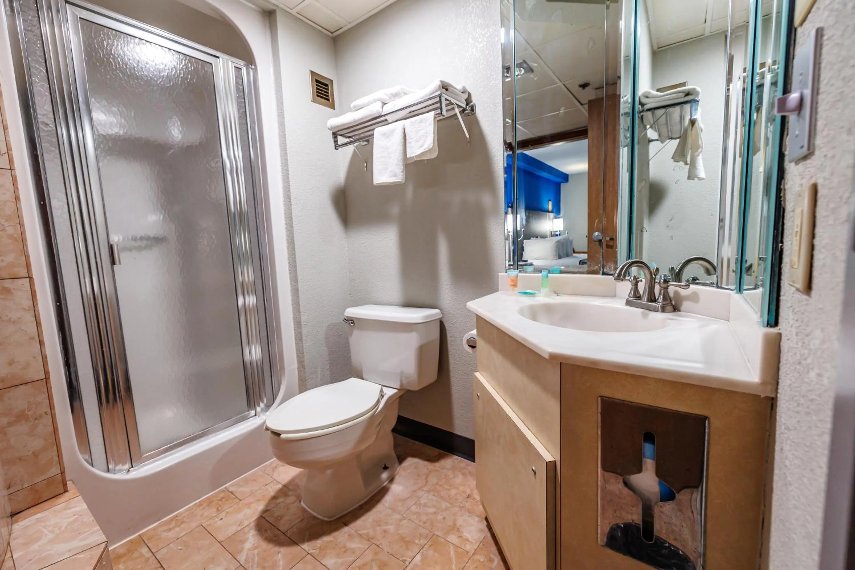 Shower in New Victorian Inn & Suites Omaha