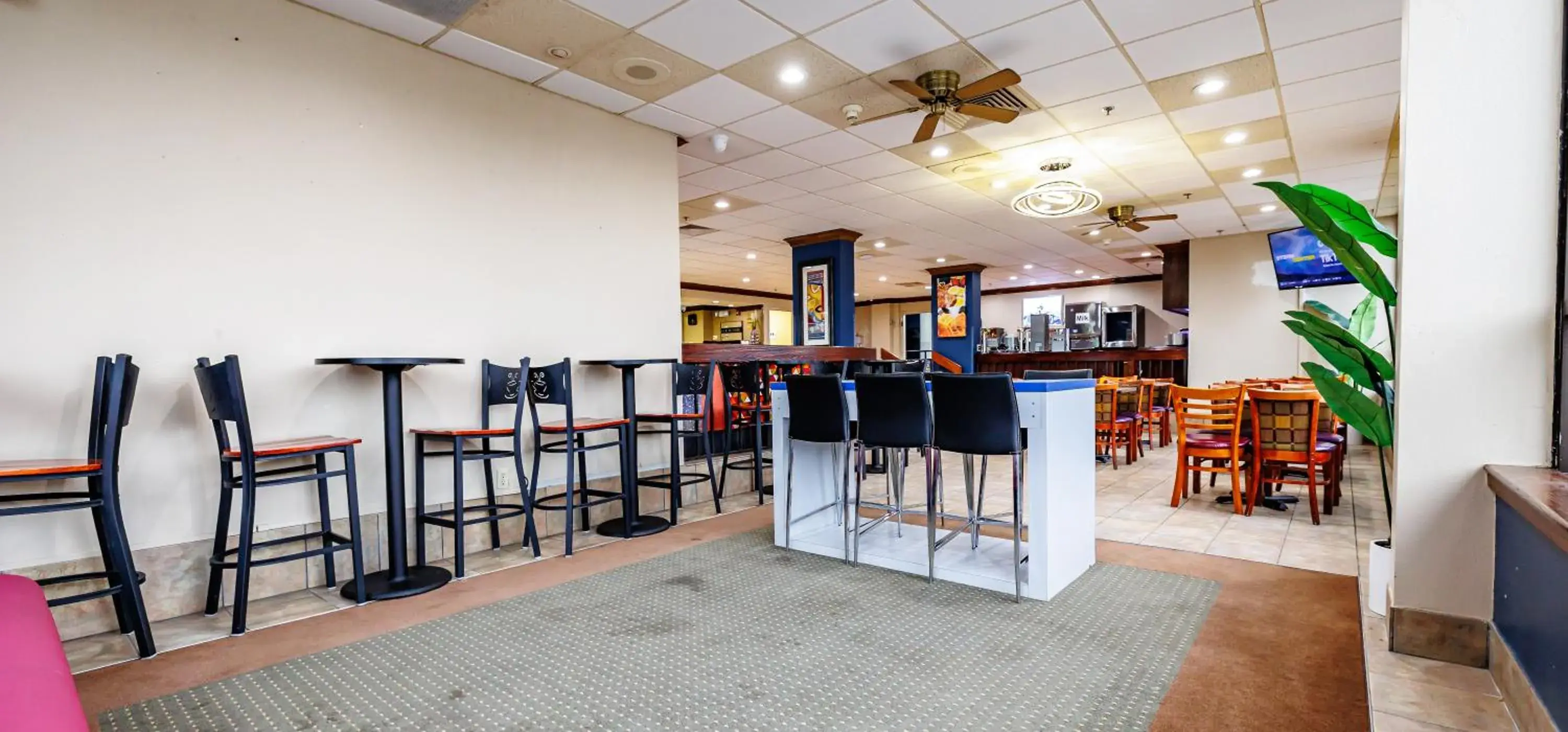 Breakfast in New Victorian Inn & Suites Omaha Breakfast in New Victorian Inn & Suites Omaha