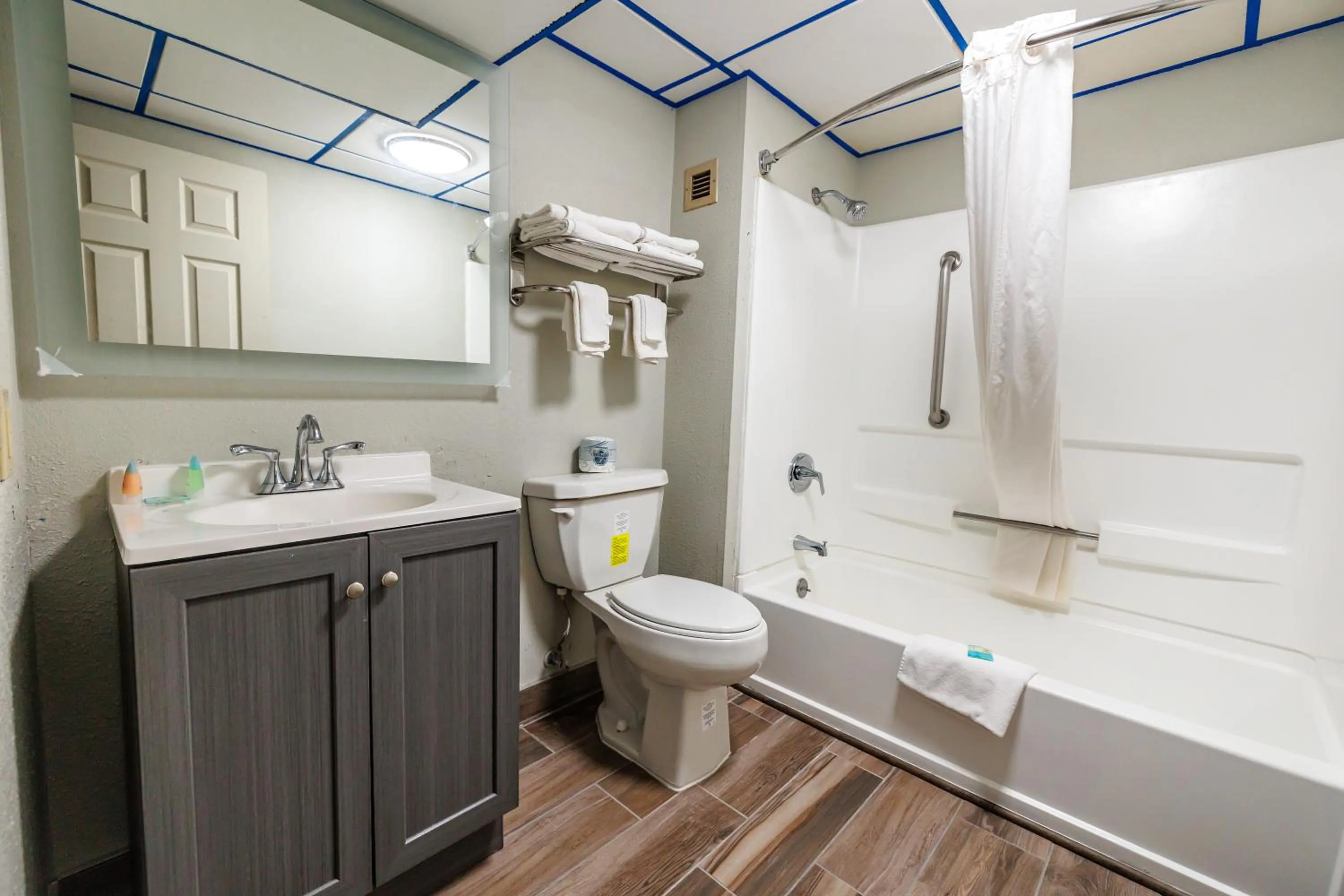 Shower in New Victorian Inn & Suites Omaha