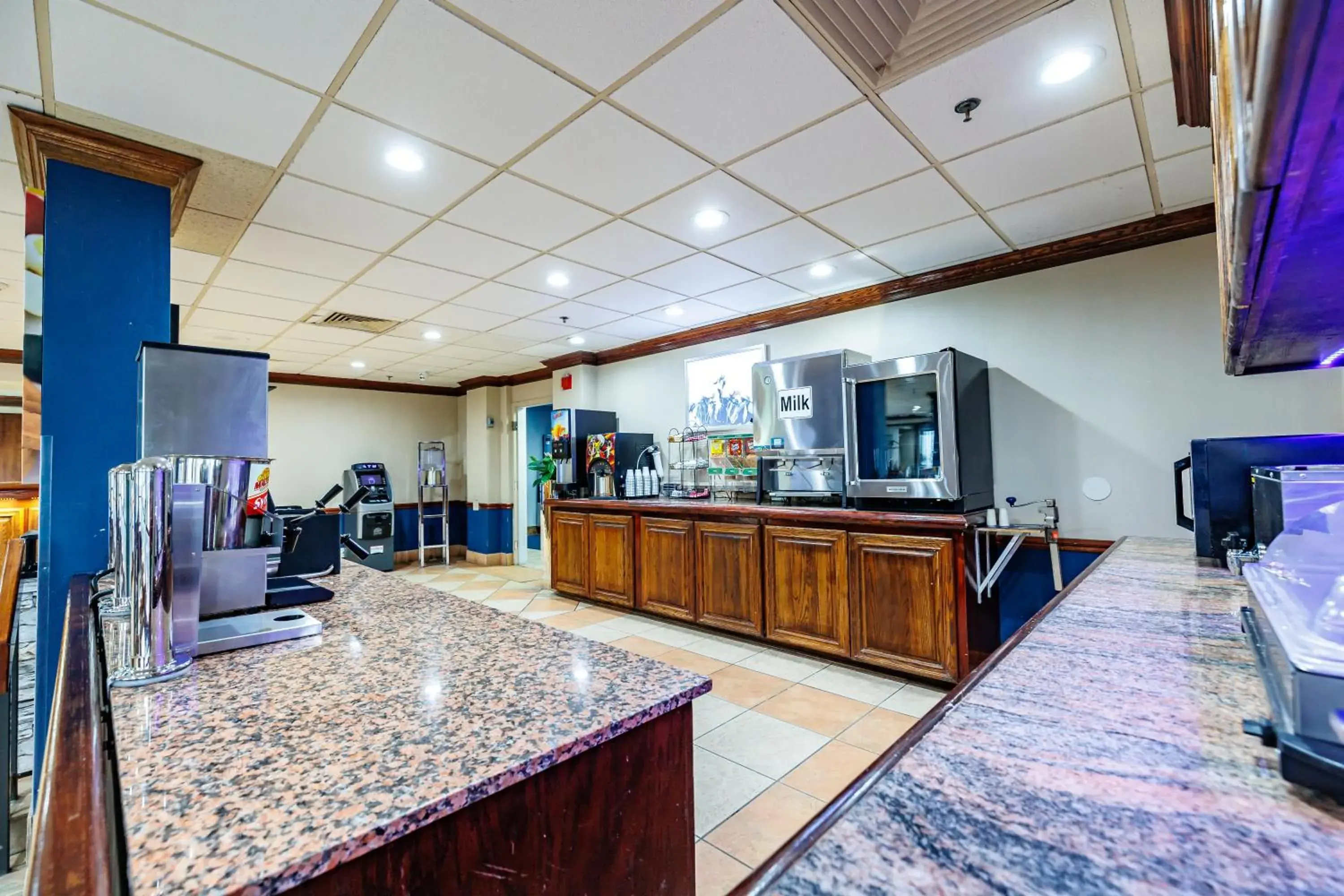 Breakfast in New Victorian Inn & Suites Omaha Breakfast in New Victorian Inn & Suites Omaha