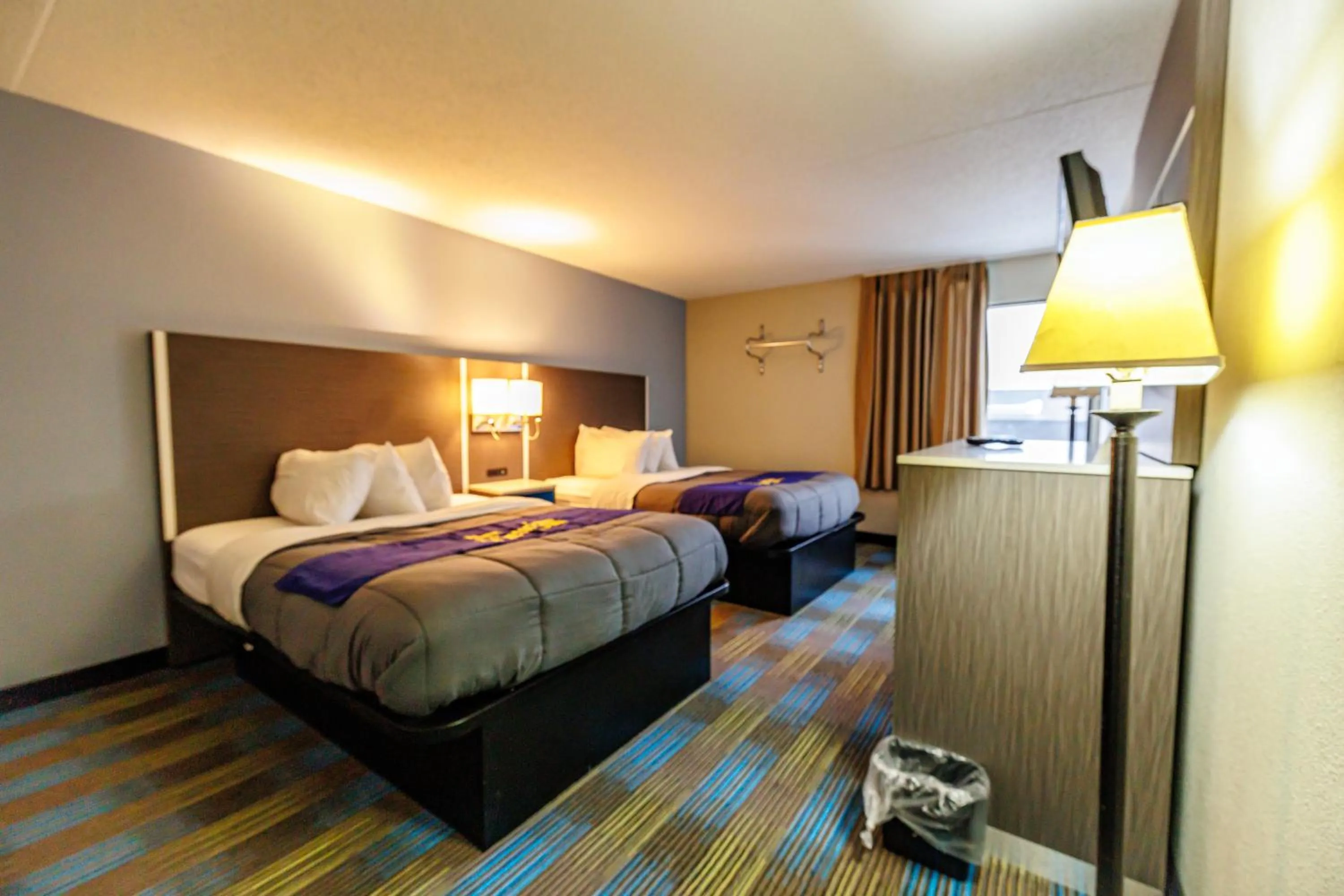 Bed in New Victorian Inn & Suites Omaha