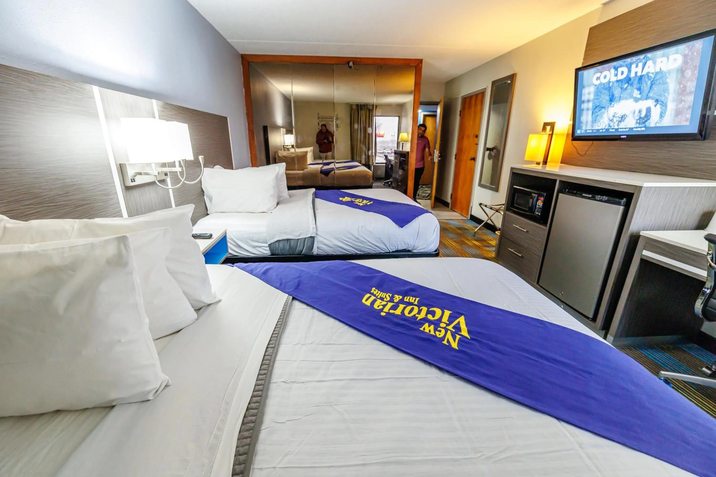 Bed in New Victorian Inn & Suites Omaha