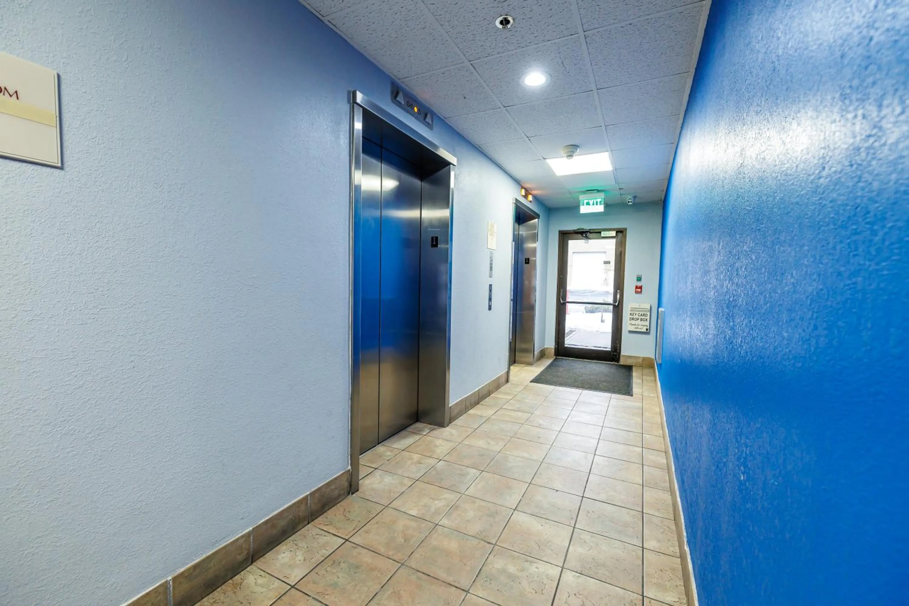 elevator in New Victorian Inn & Suites Omaha