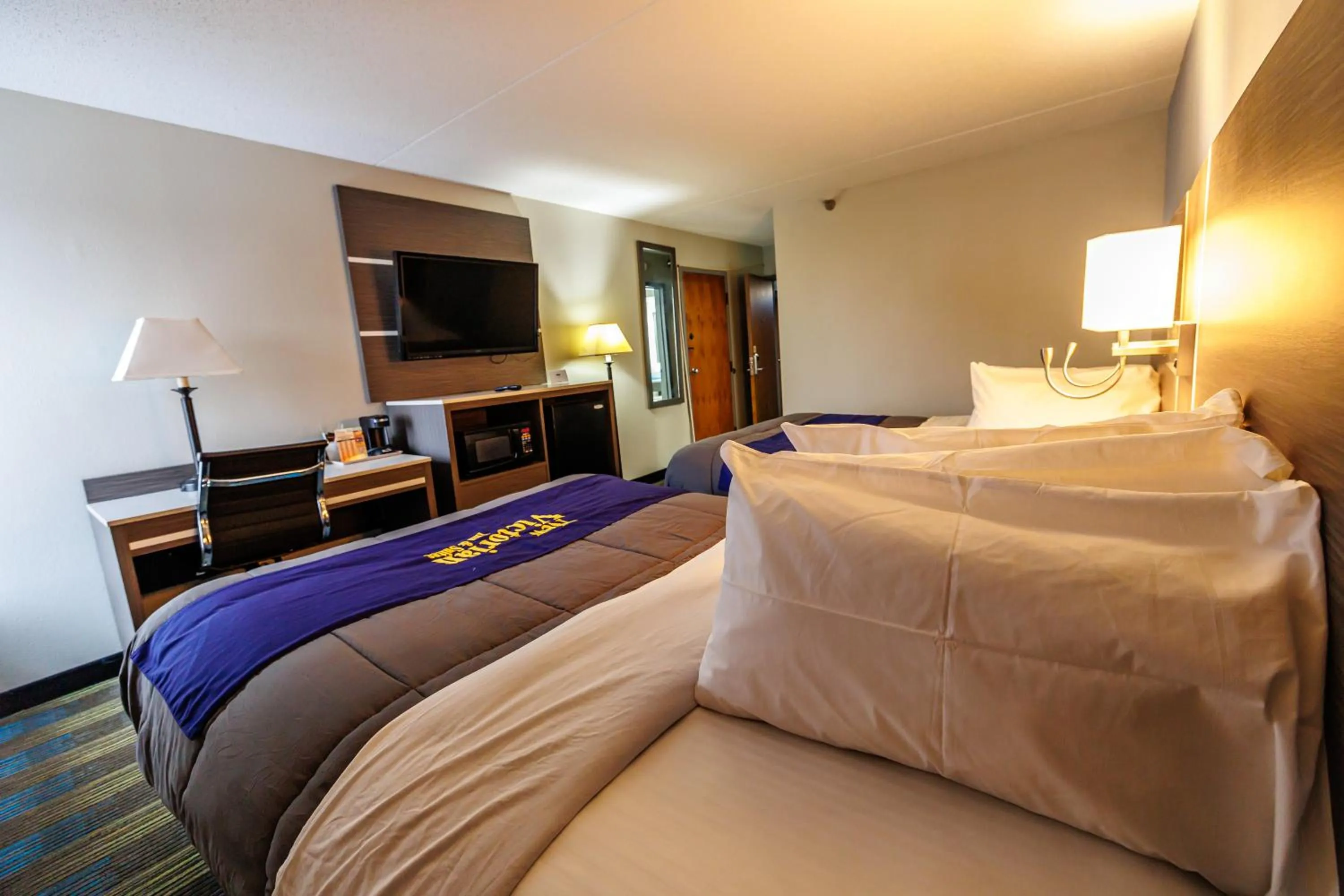 TV and multimedia, Bed in New Victorian Inn & Suites Omaha