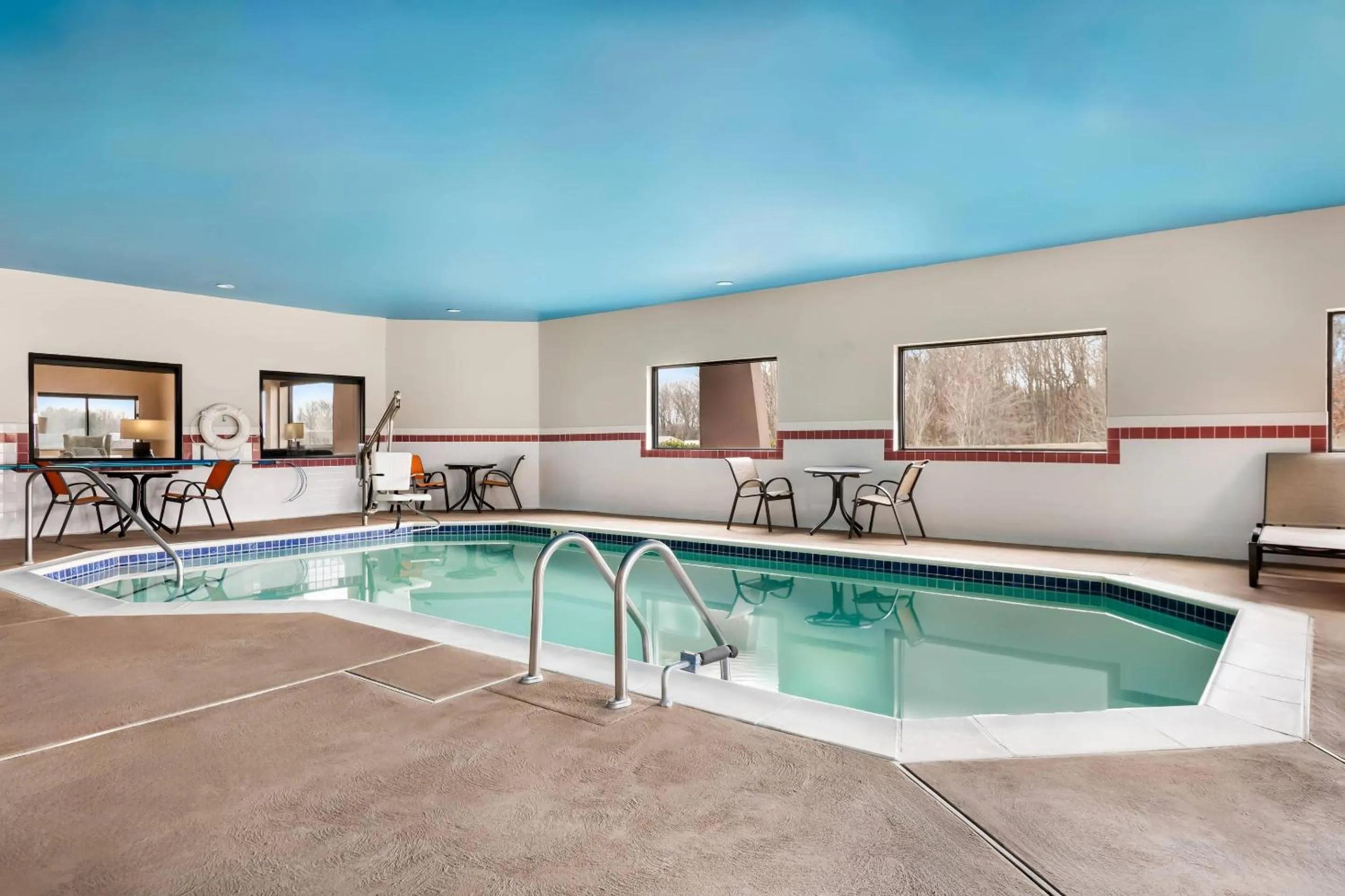 Swimming pool in Comfort Inn & Suites North East